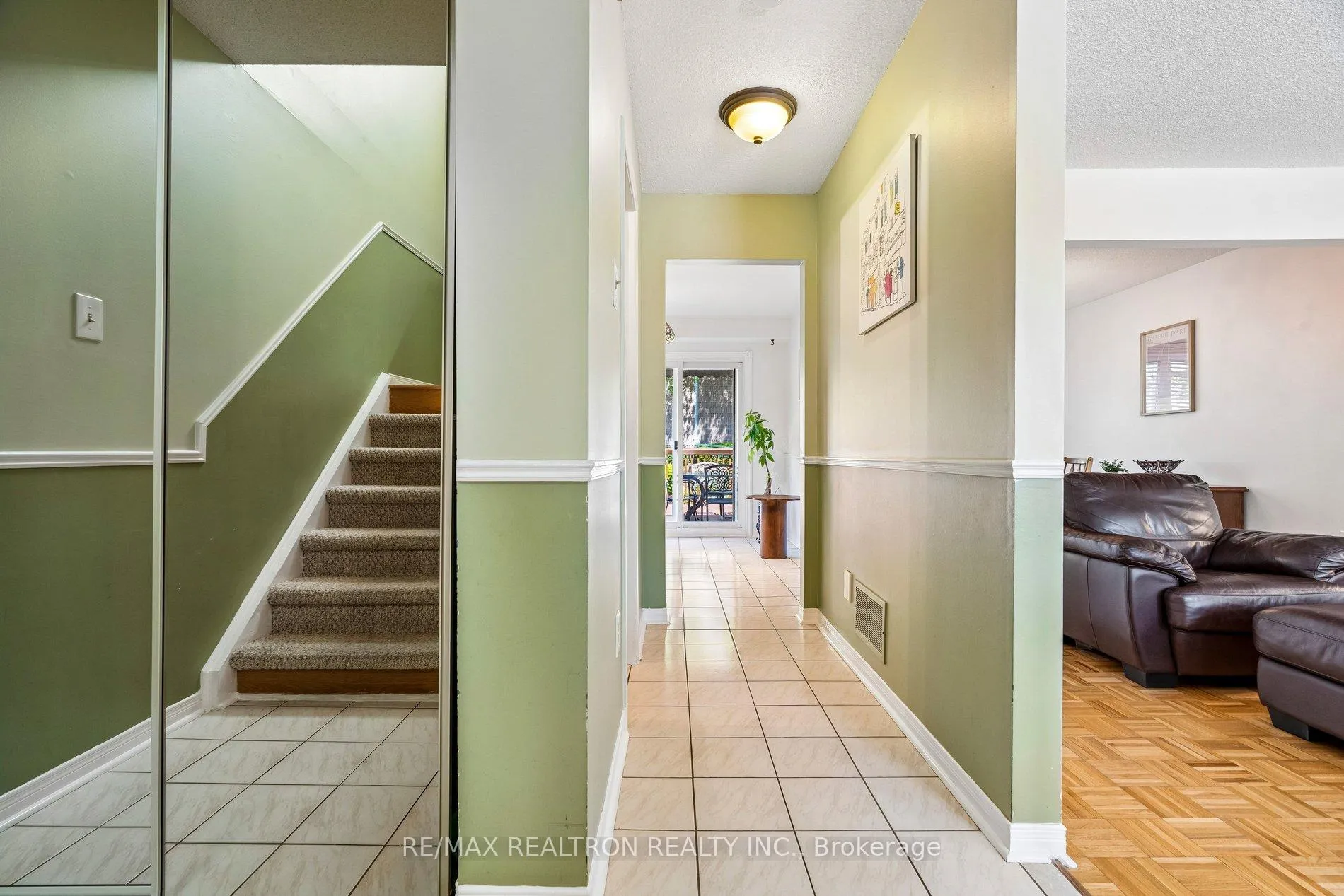 Photo 7 of 102 Swinton Crescent, Vaughan, Lakeview Estates — HOMEH