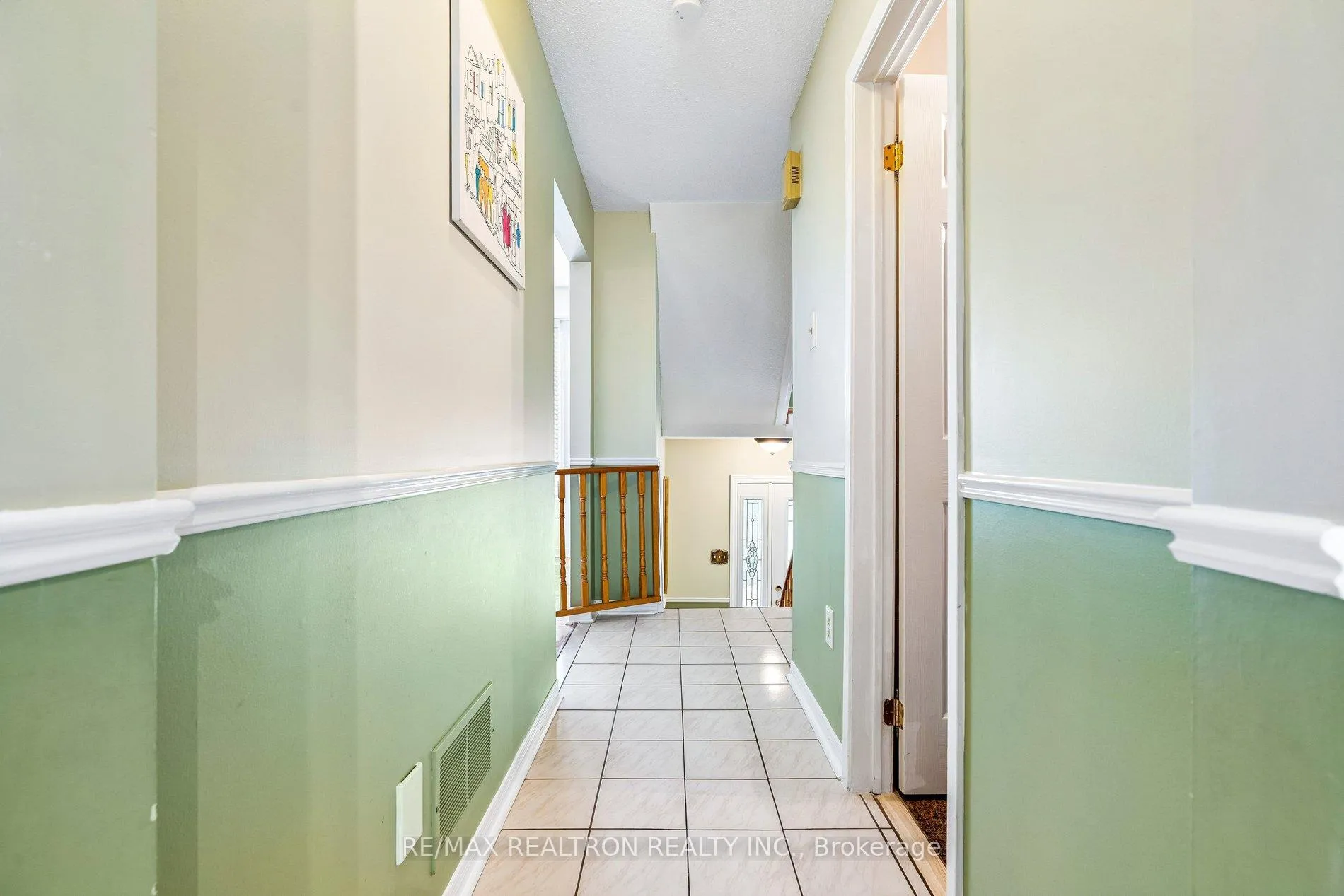 Photo 8 of 102 Swinton Crescent, Vaughan, Lakeview Estates — HOMEH