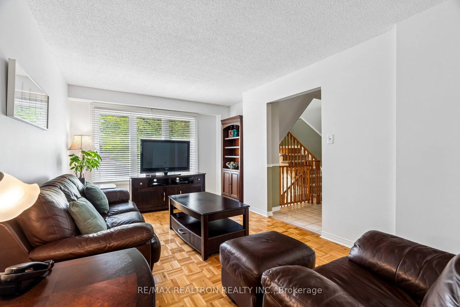 Photo 9 of 102 Swinton Crescent, Vaughan, Lakeview Estates — HOMEH