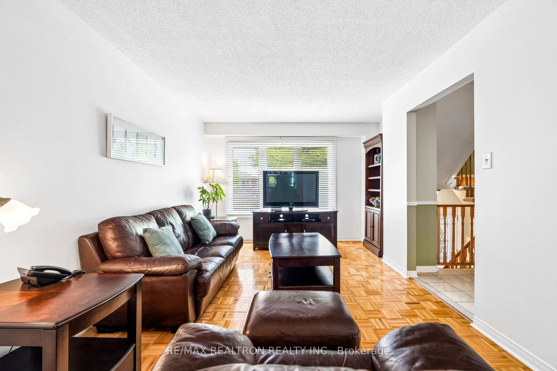 Photo 10 of 102 Swinton Crescent, Vaughan, Lakeview Estates — HOMEH