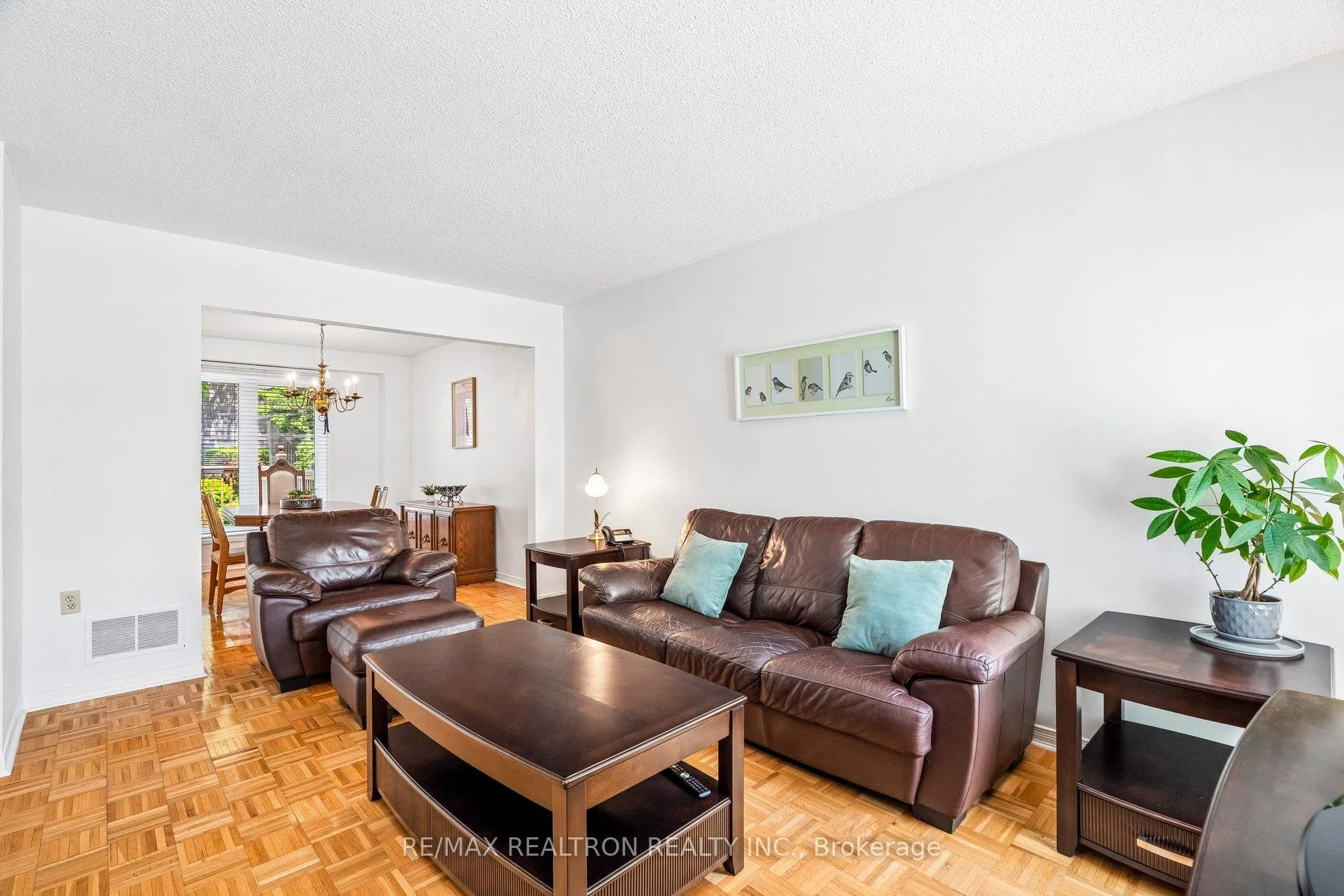 Photo 11 of 102 Swinton Crescent, Vaughan, Lakeview Estates — HOMEH