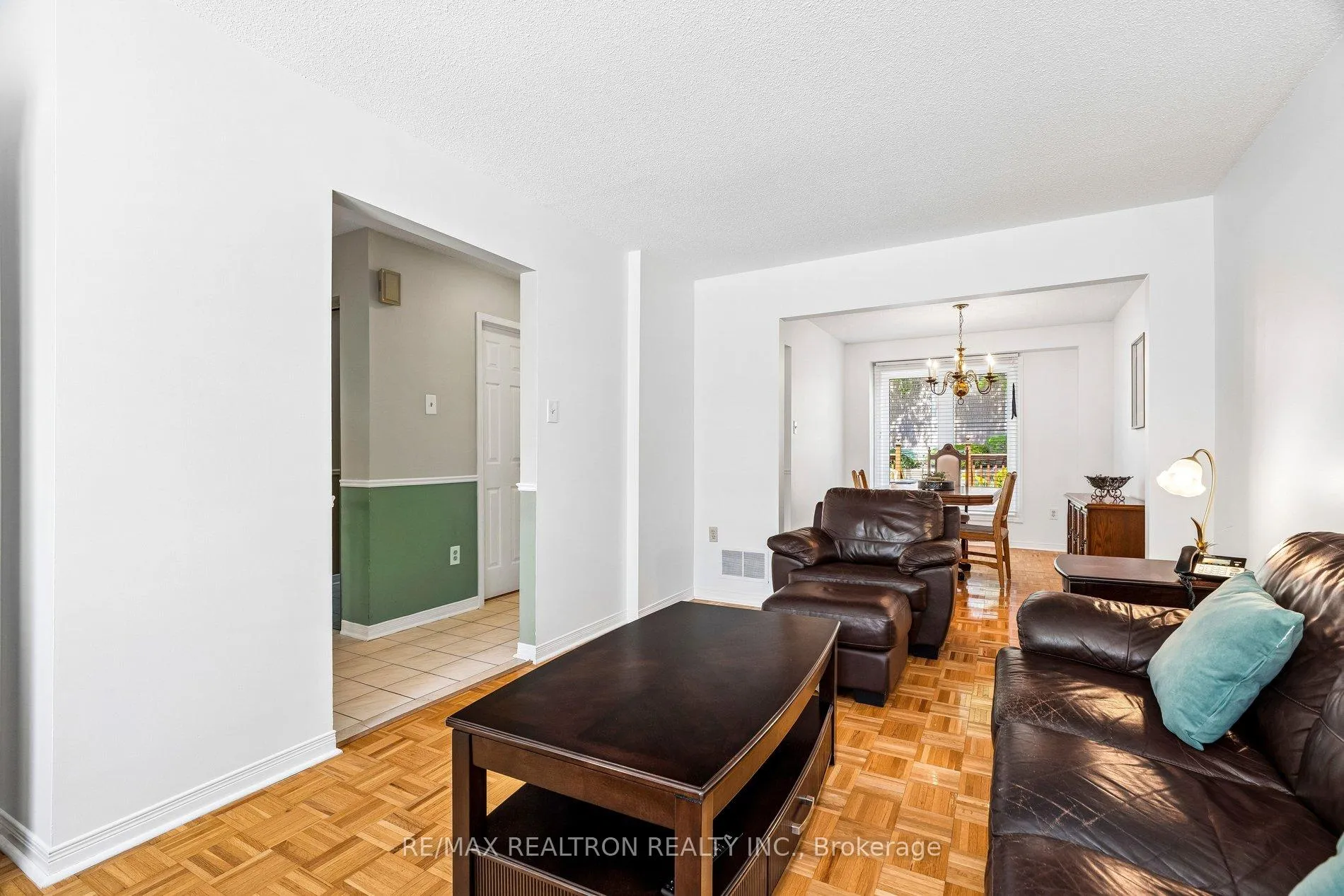 Photo 12 of 102 Swinton Crescent, Vaughan, Lakeview Estates — HOMEH