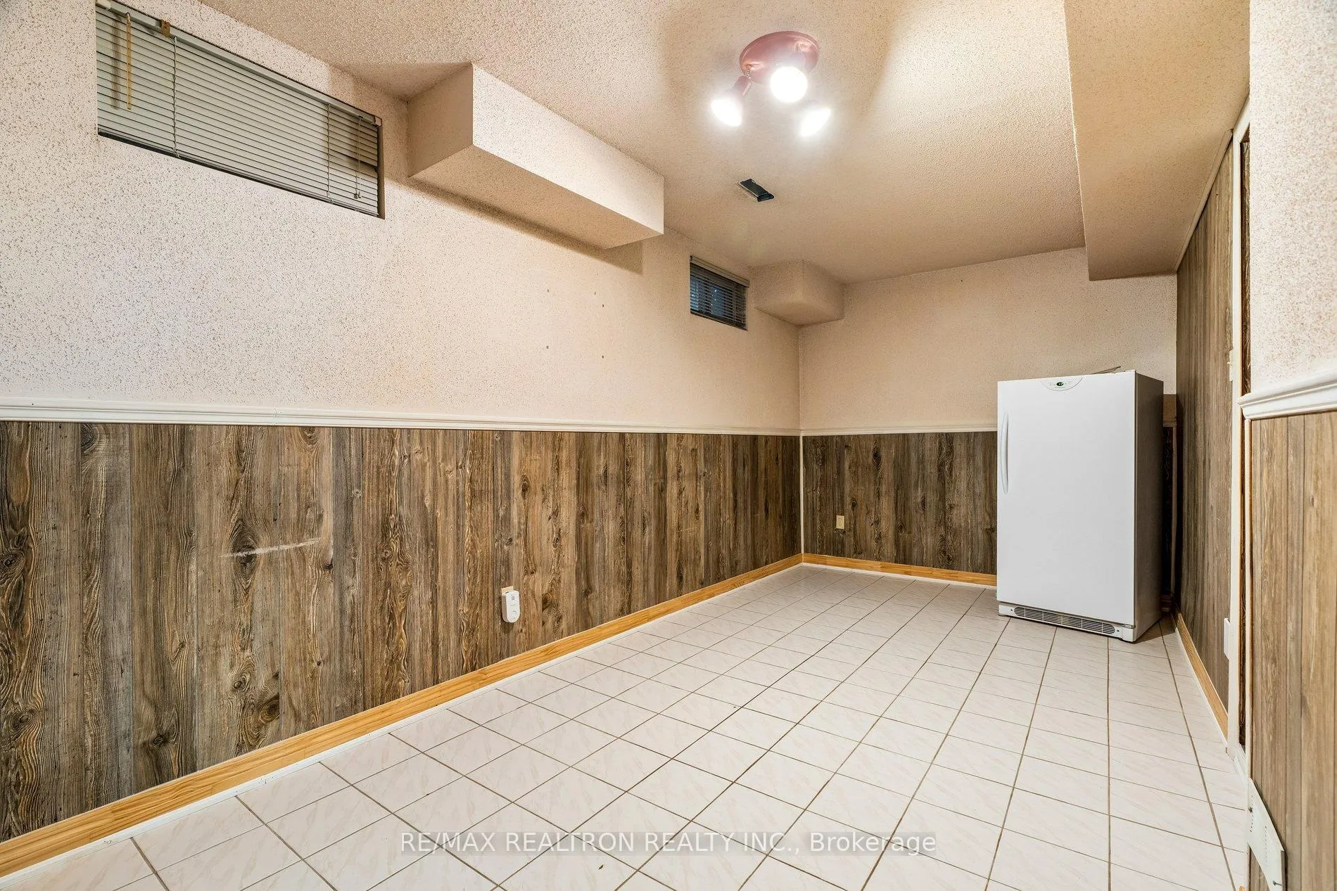 Photo 32 of 102 Swinton Crescent, Vaughan, Lakeview Estates — HOMEH