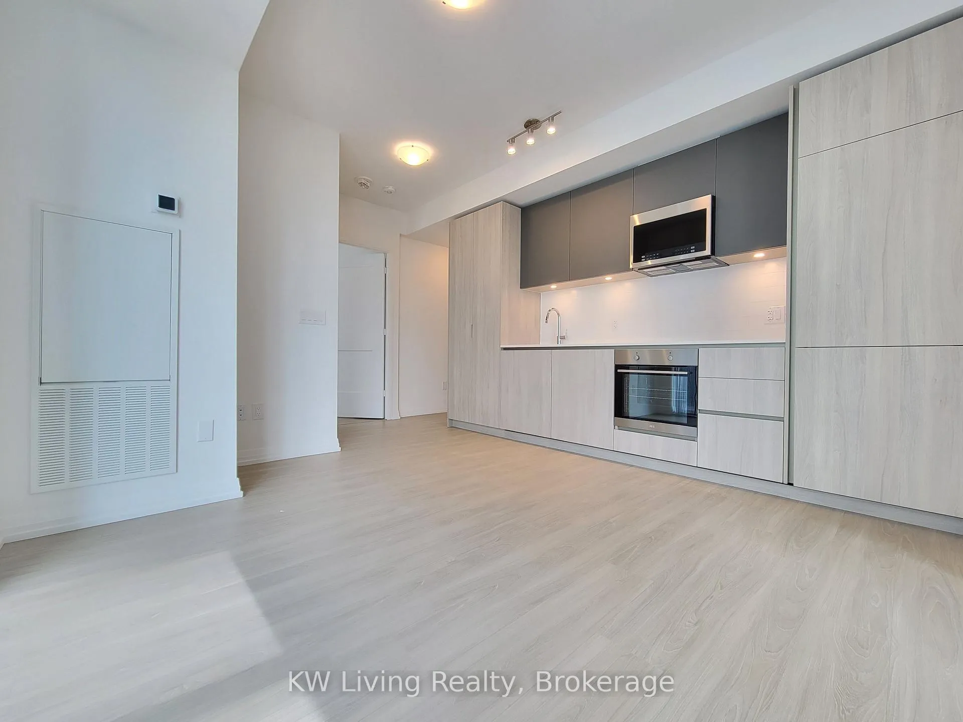 Photo 3 of Unit 2203, 8 Widmer Street, Toronto, Waterfront Communities — HOMEH