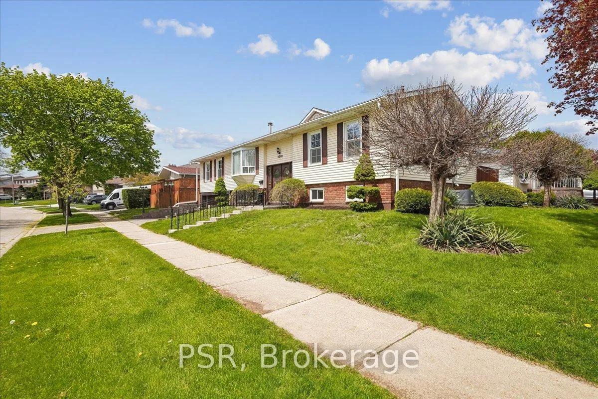 Photo 3 of 2204 Cartier Crescent, Burlington, Brant Hills — HOMEH