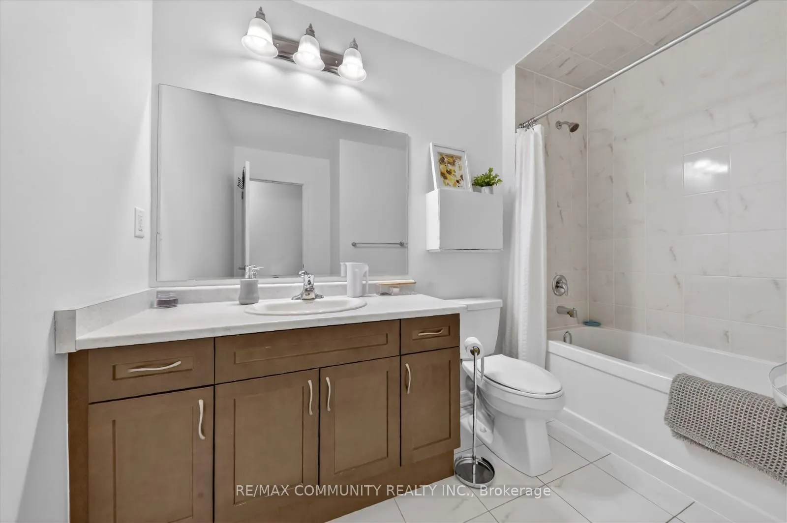 Photo 24 of 2725 Sapphire Drive, Pickering, Rural Pickering — HOMEH