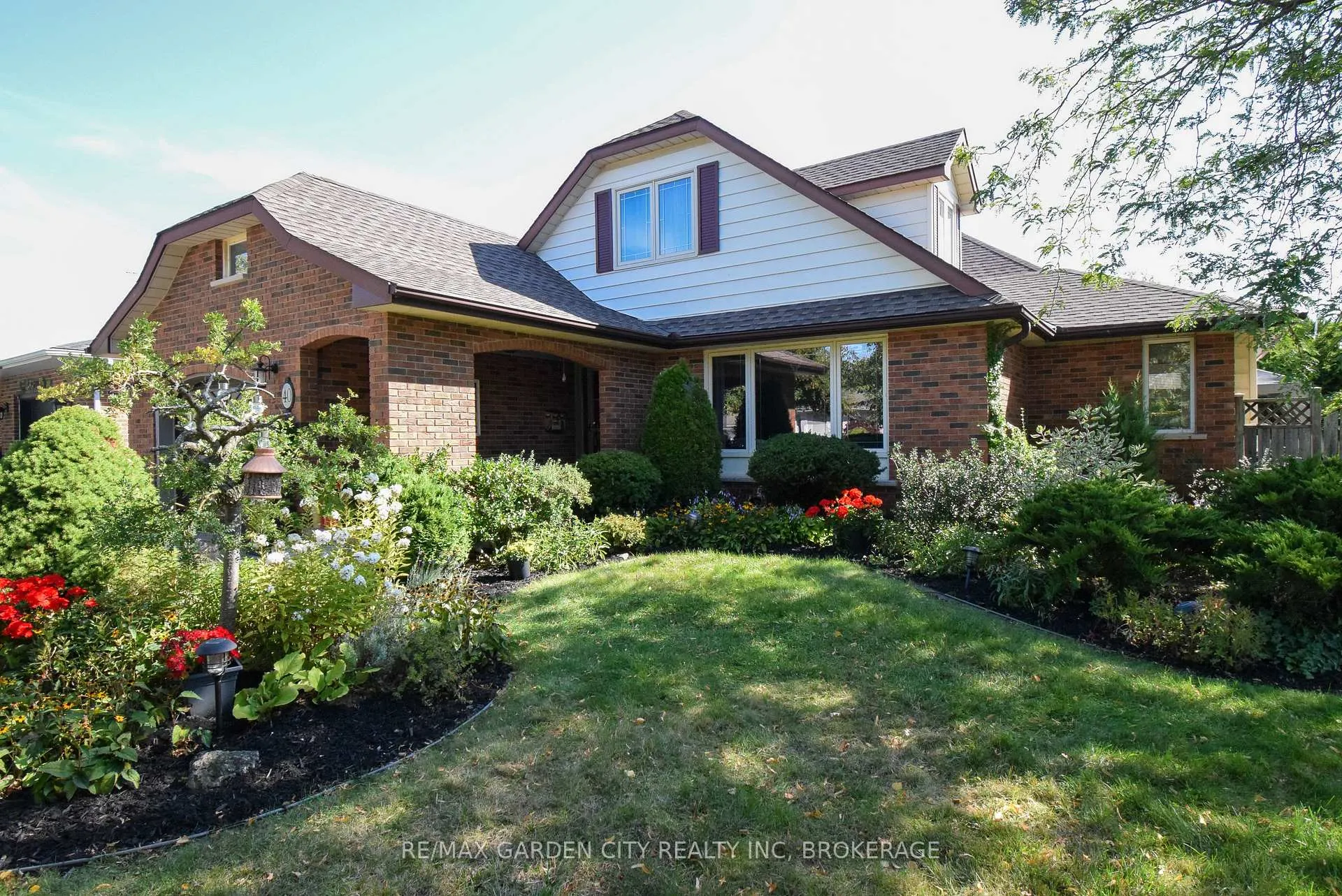 Photo 2 of 40 Belair Drive, St. Catharines, Port Dalhousie — HOMEH