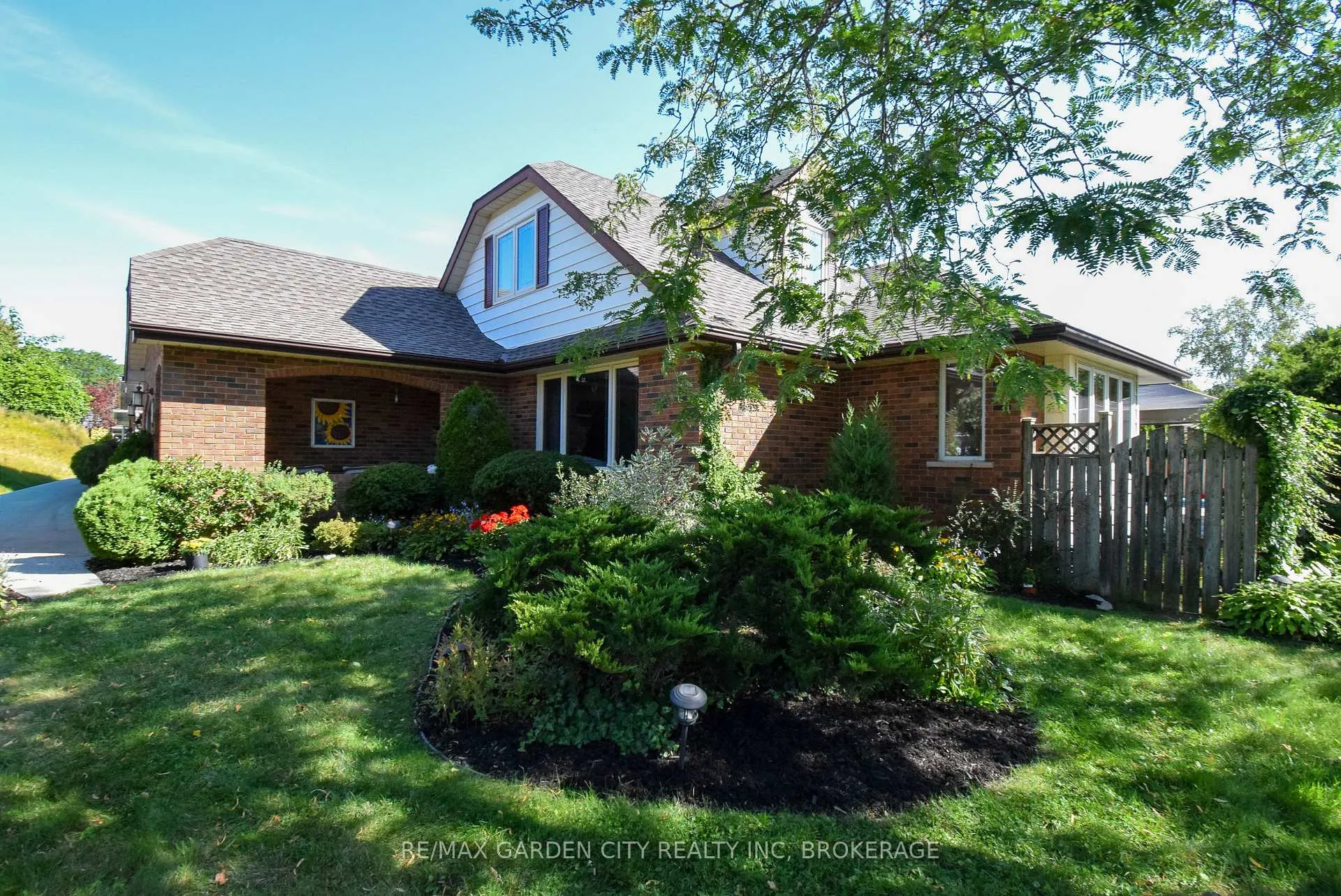 Photo 3 of 40 Belair Drive, St. Catharines, Port Dalhousie — HOMEH