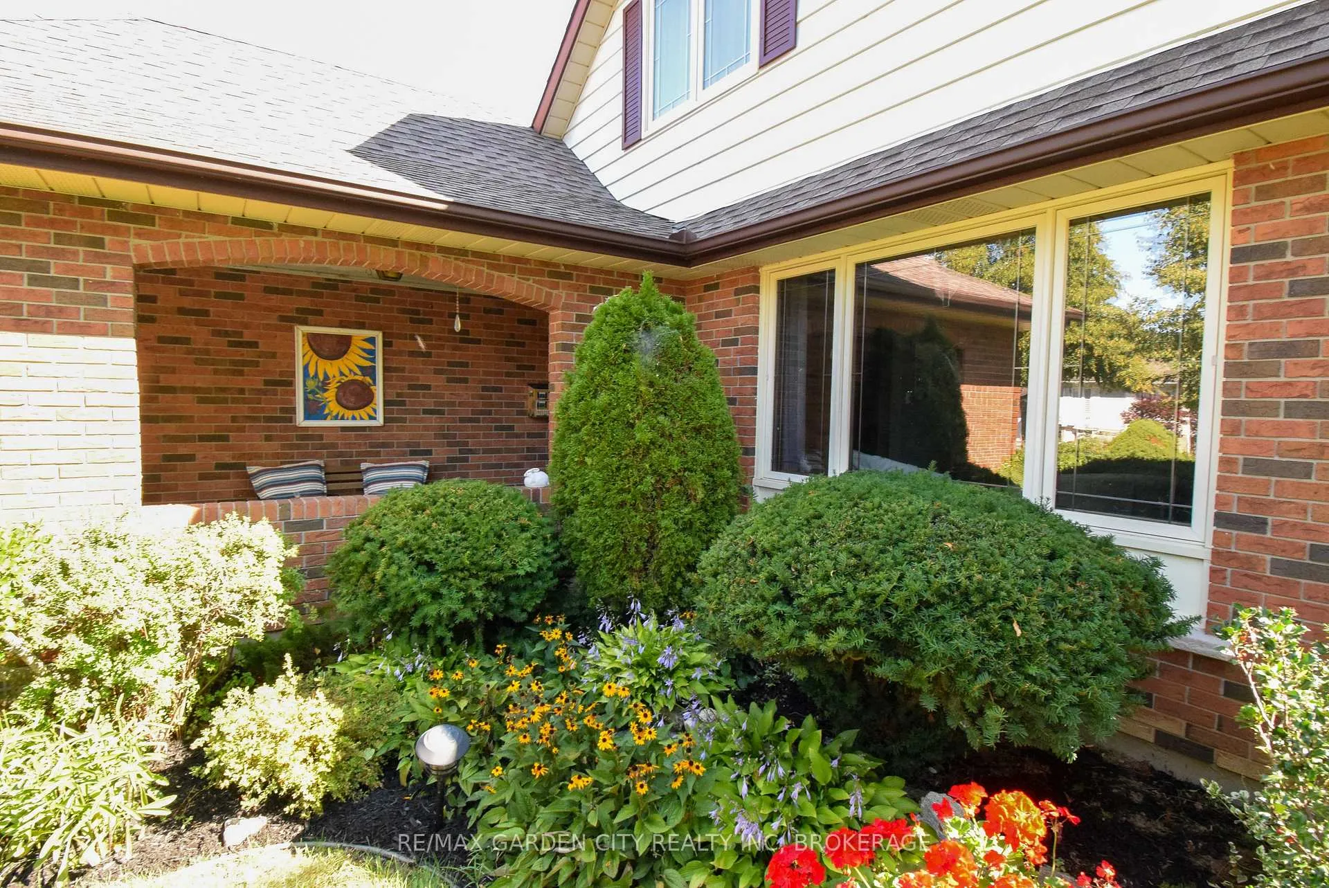 Photo 4 of 40 Belair Drive, St. Catharines, Port Dalhousie — HOMEH
