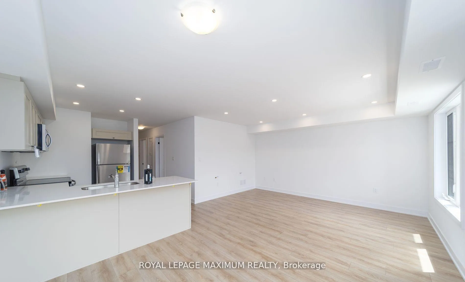 Photo 3 of Unit 4, 32 Wagon Lane, Barrie, Innis-Shore — HOMEH