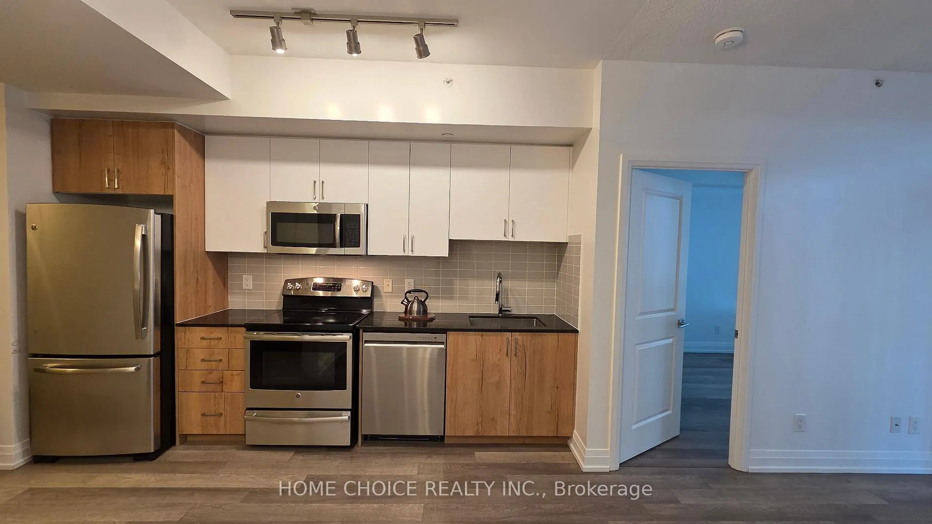 Photo 9 of Unit PH103, 7165 Yonge Street, Markham, Grandview — HOMEH