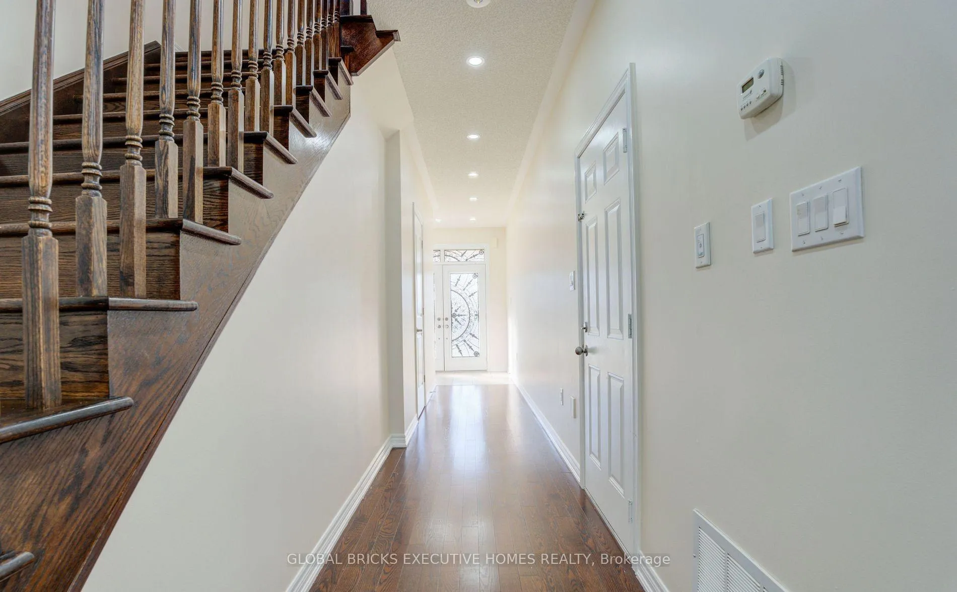 Photo 3 of 33 Antibes Drive, Brampton, Credit Valley — HOMEH