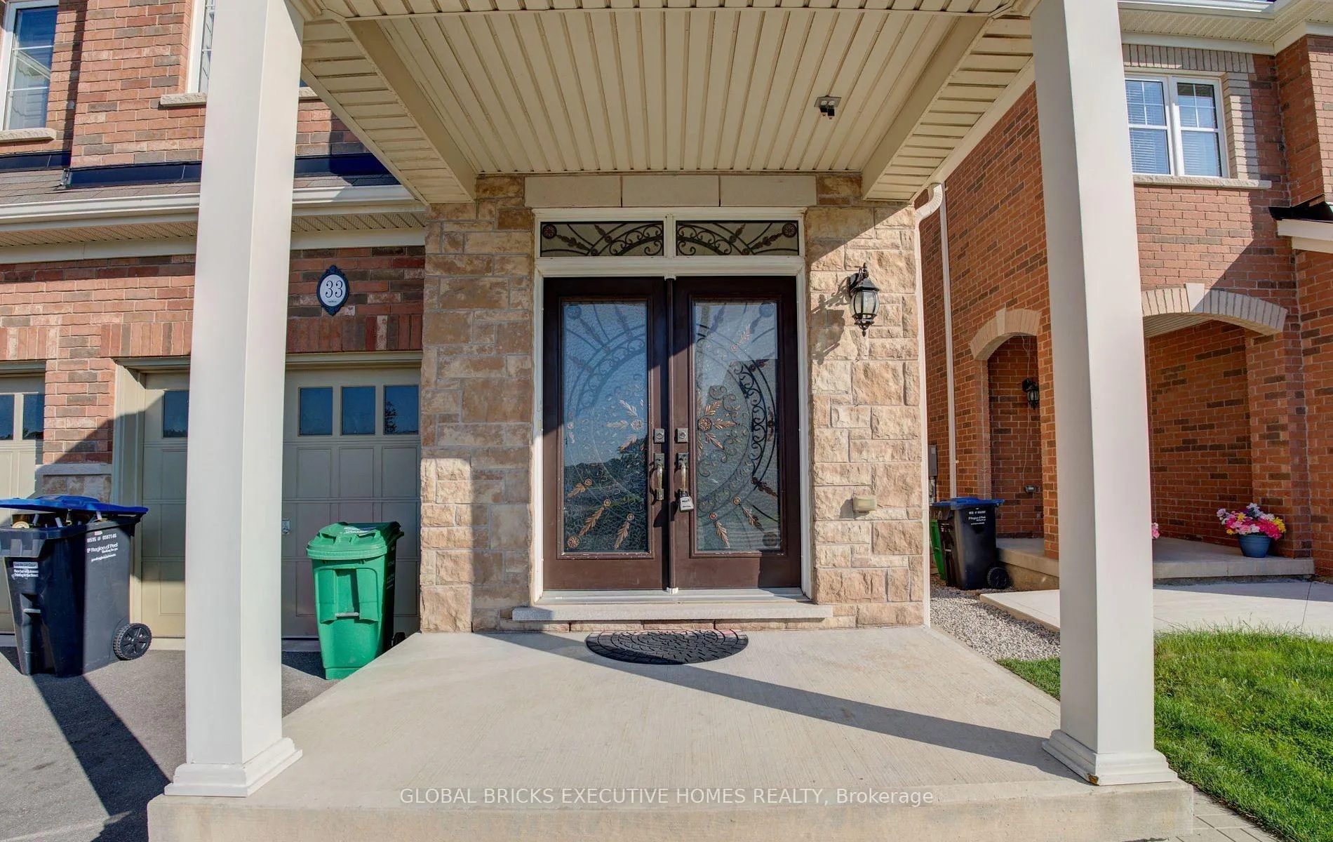 Photo 4 of 33 Antibes Drive, Brampton, Credit Valley — HOMEH