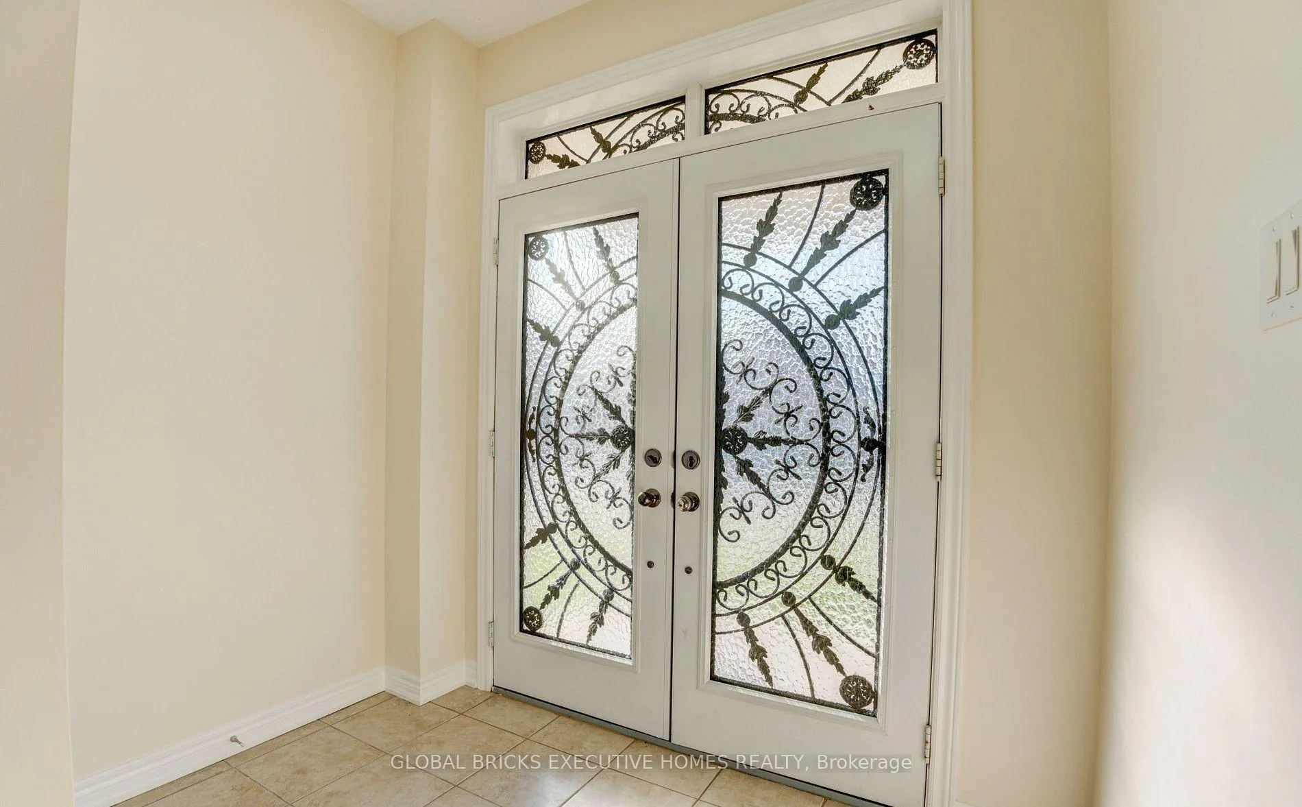 Photo 5 of 33 Antibes Drive, Brampton, Credit Valley — HOMEH
