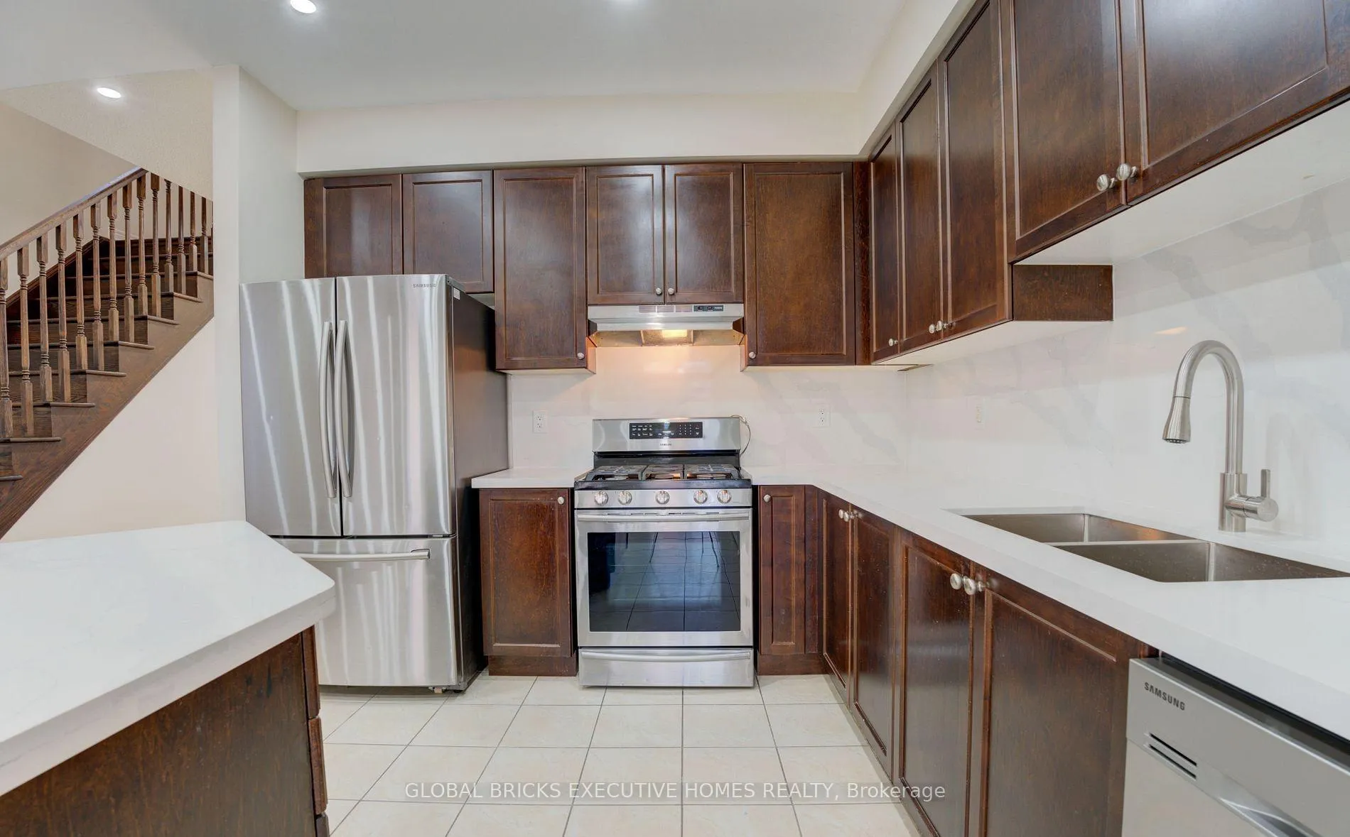 Photo 8 of 33 Antibes Drive, Brampton, Credit Valley — HOMEH