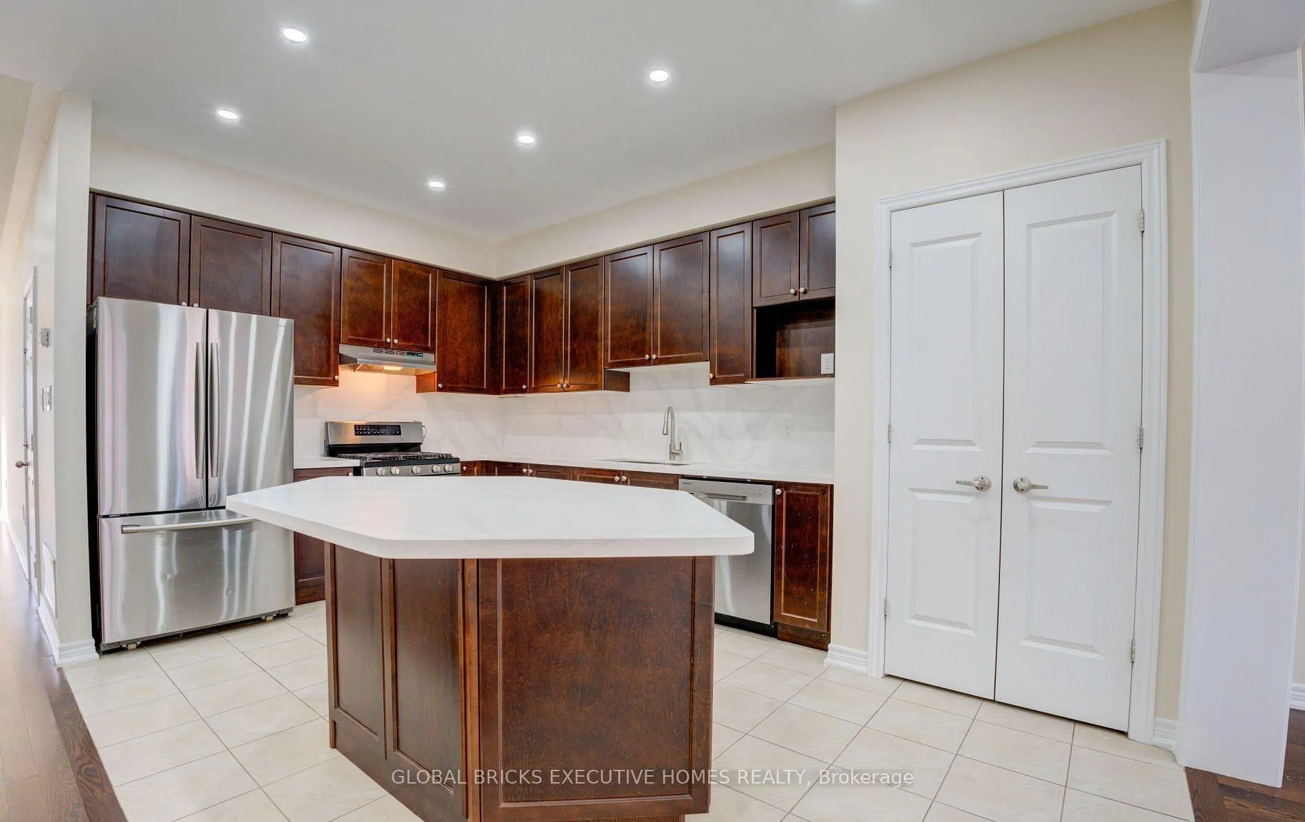 Photo 9 of 33 Antibes Drive, Brampton, Credit Valley — HOMEH