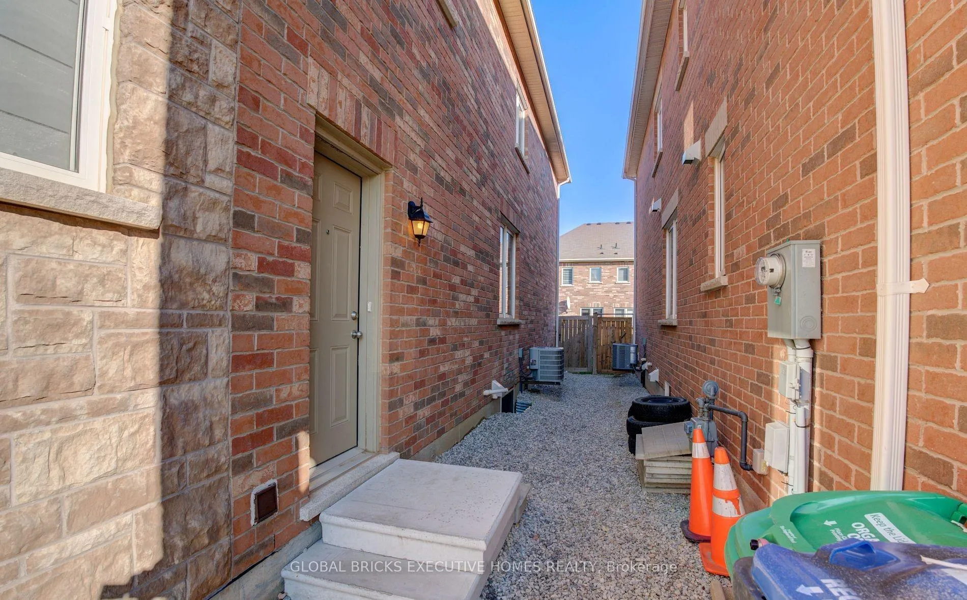 Photo 39 of 33 Antibes Drive, Brampton, Credit Valley — HOMEH