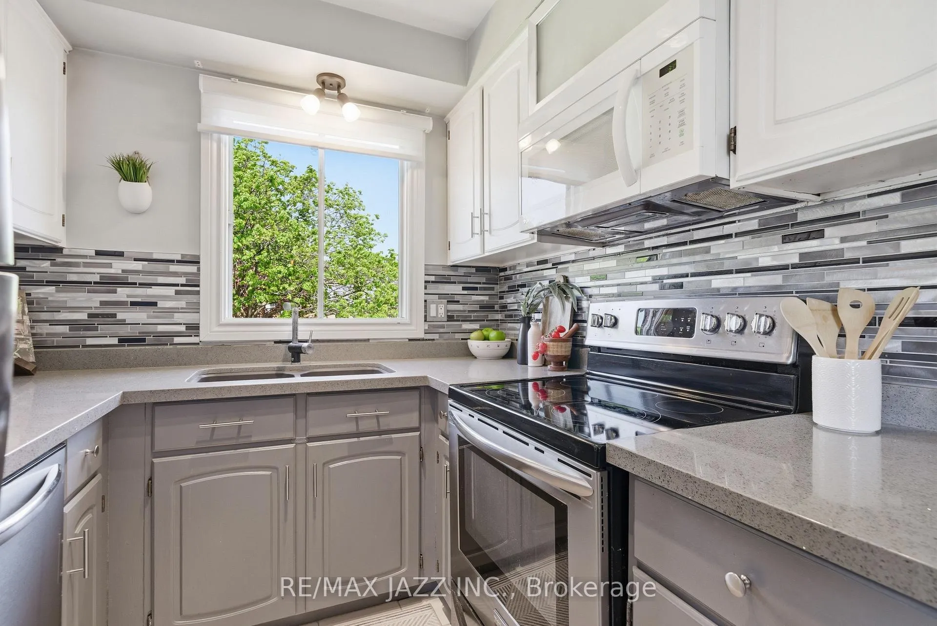 Photo 8 of 50 Hartsfield Drive, Clarington, Courtice — HOMEH