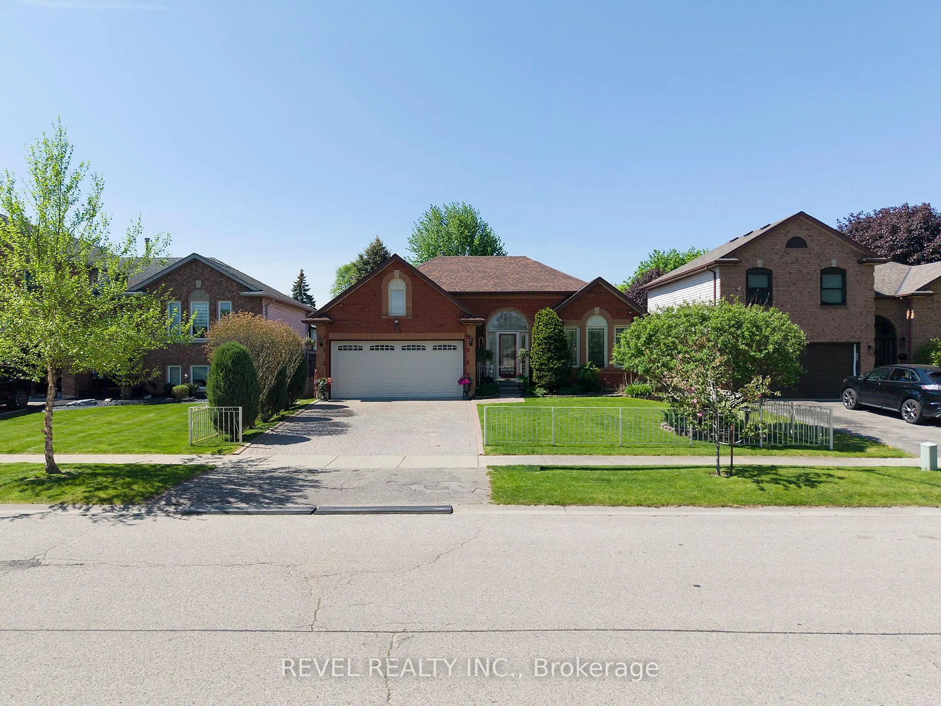Photo 1 of 25 Maplecrest Lane, Brantford — HOMEH