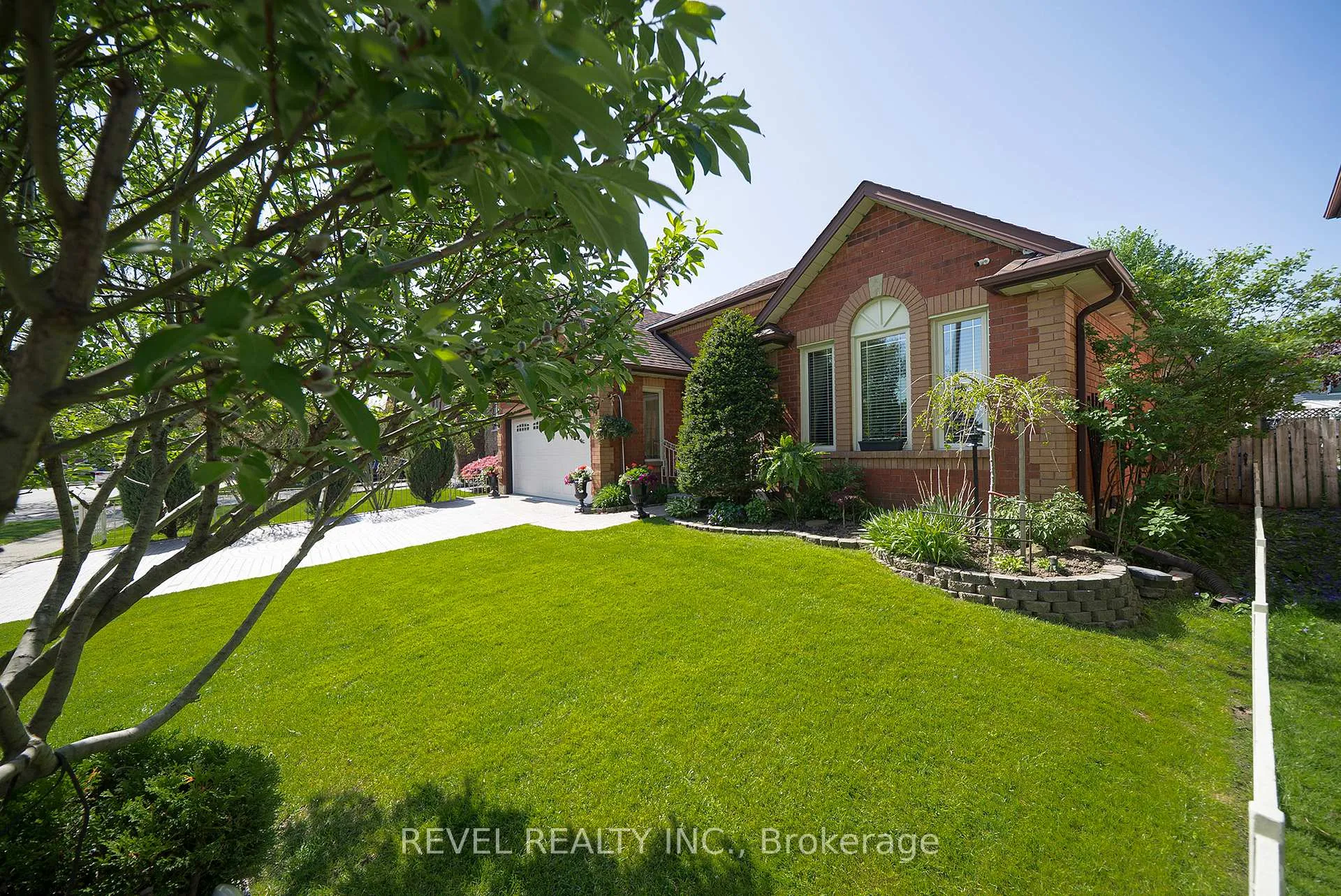 Photo 3 of 25 Maplecrest Lane, Brantford — HOMEH