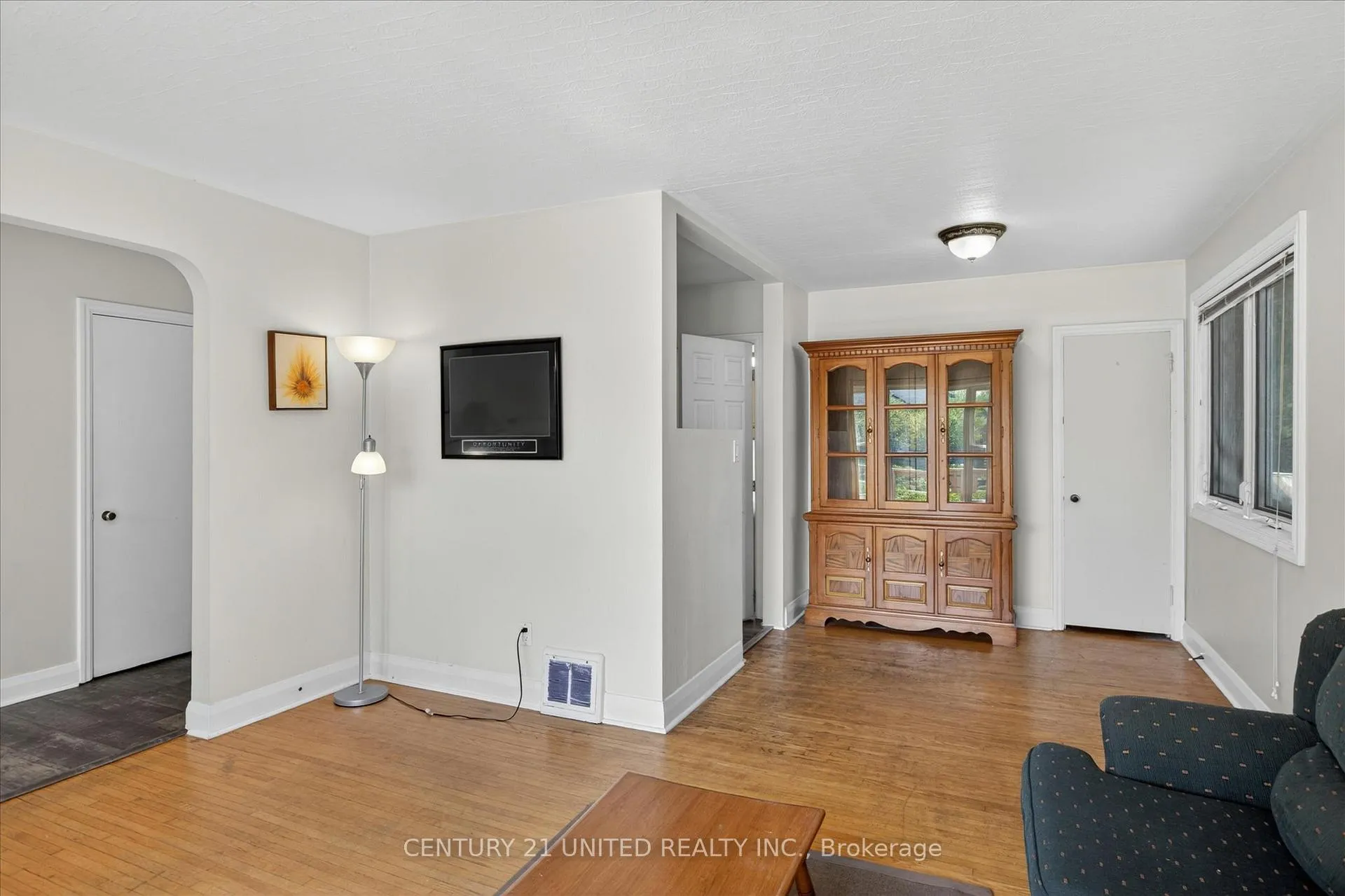 Photo 11 of 818 Rishor Crescent, Peterborough, Northcrest Ward 5 — HOMEH