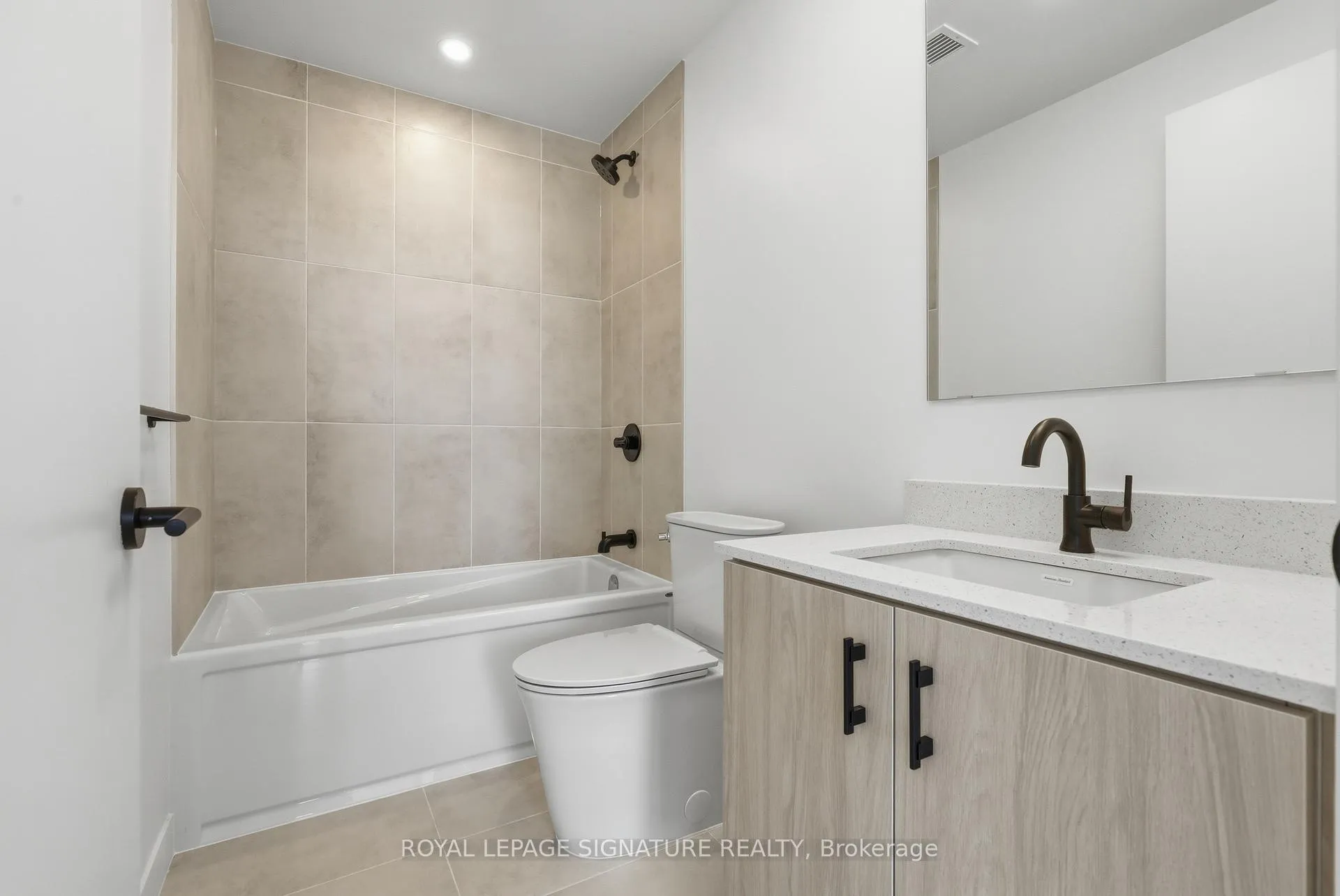 Photo 12 of Unit 415, 4853 Thomas Alton Boulevard, Burlington, Alton — HOMEH