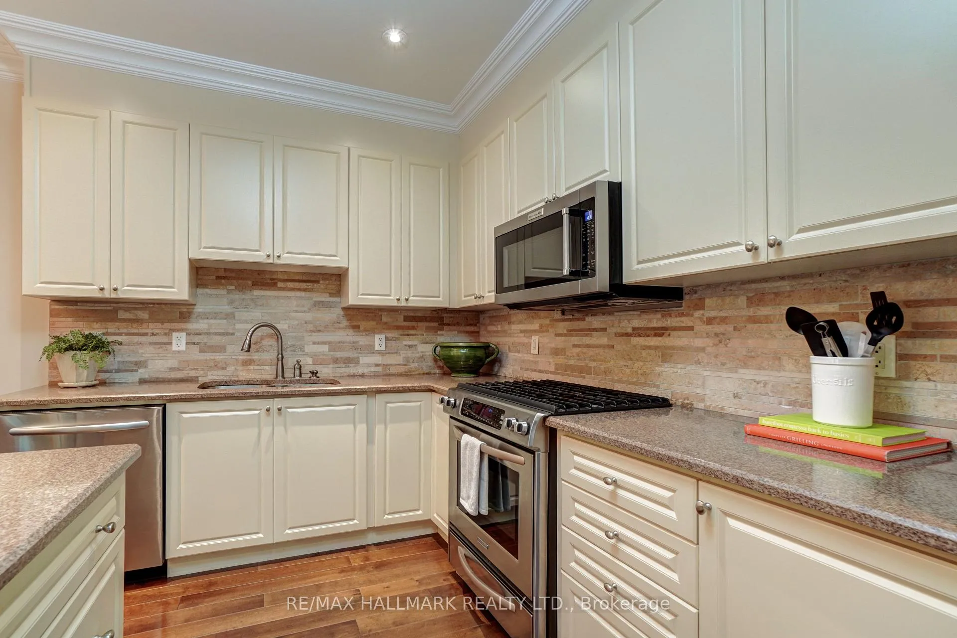Photo 7 of 48 Fred Barnard Way, Uxbridge — HOMEH