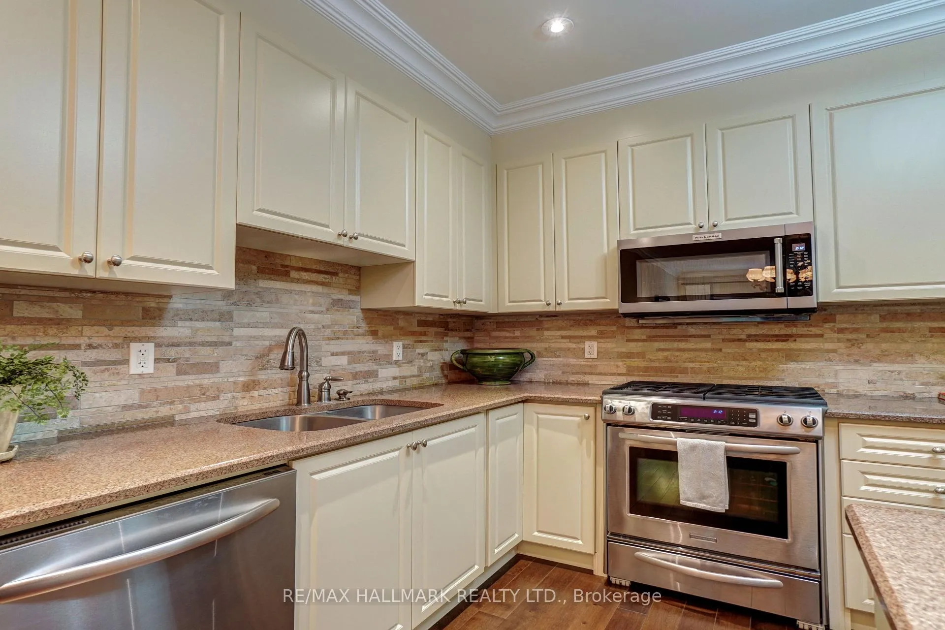 Photo 9 of 48 Fred Barnard Way, Uxbridge — HOMEH