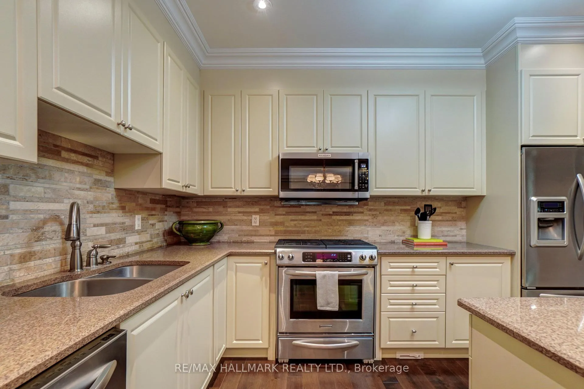 Photo 10 of 48 Fred Barnard Way, Uxbridge — HOMEH