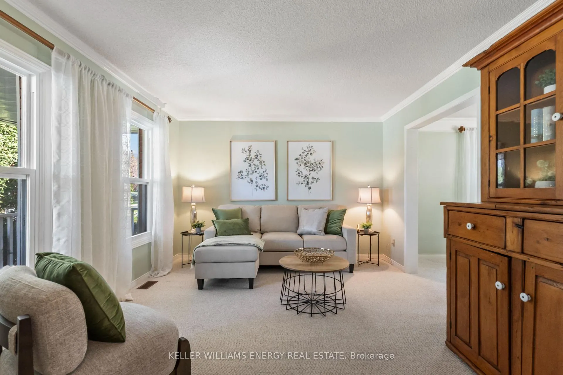 Photo 4 of 74 Centre Road, Uxbridge — HOMEH