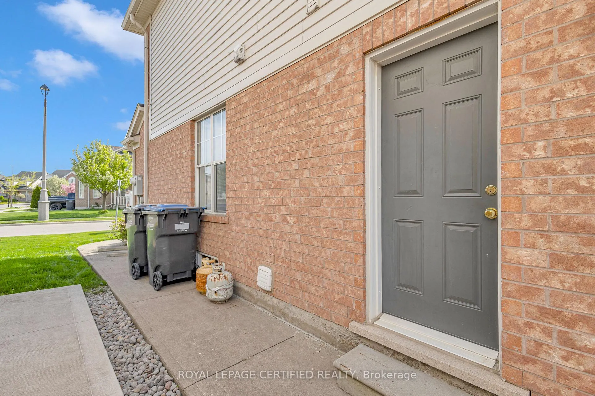 Photo 4 of 34 Tawnie (Lower) Crescent, Brampton, Credit Valley — HOMEH
