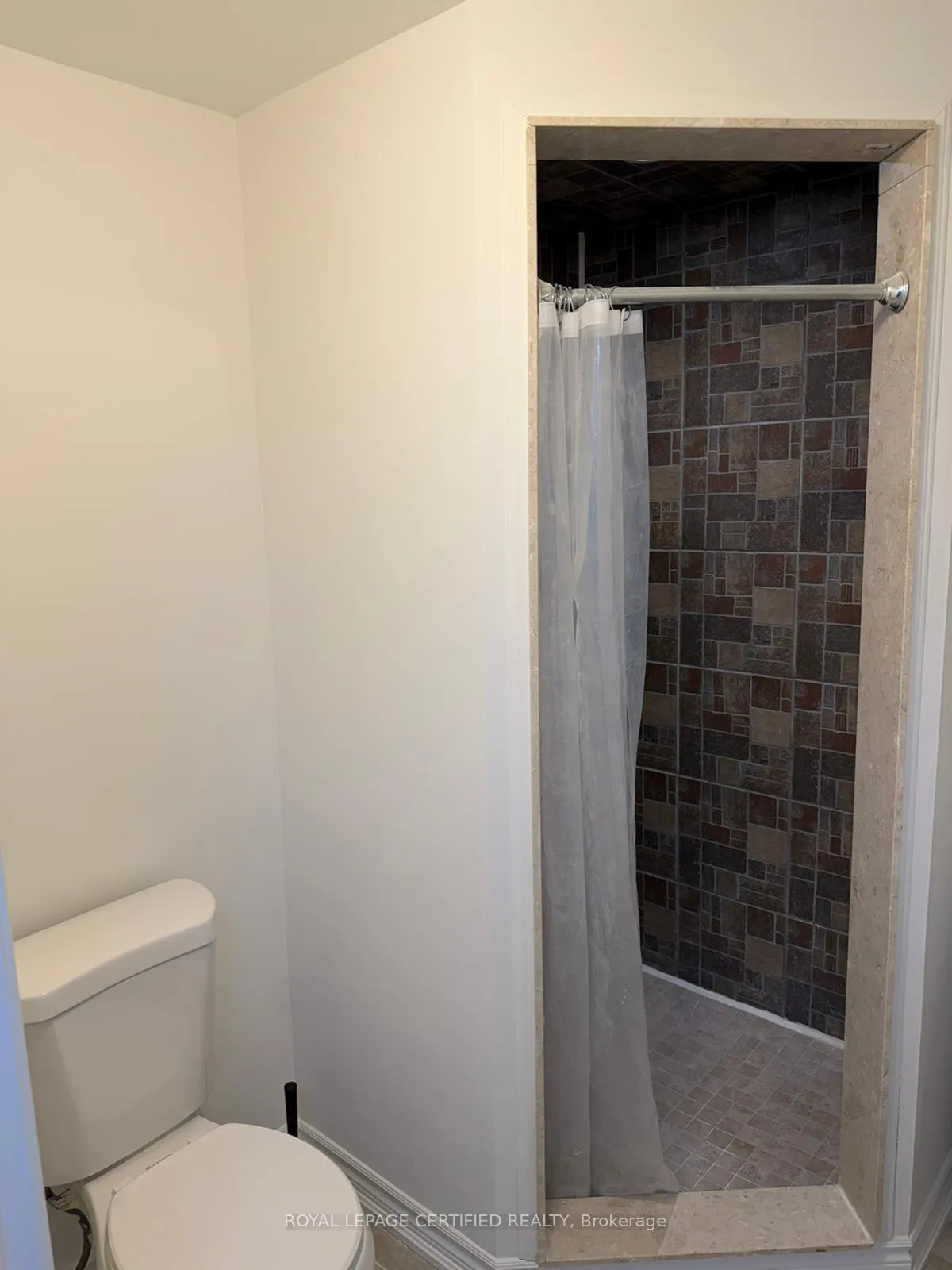 Photo 10 of 34 Tawnie (Lower) Crescent, Brampton, Credit Valley — HOMEH