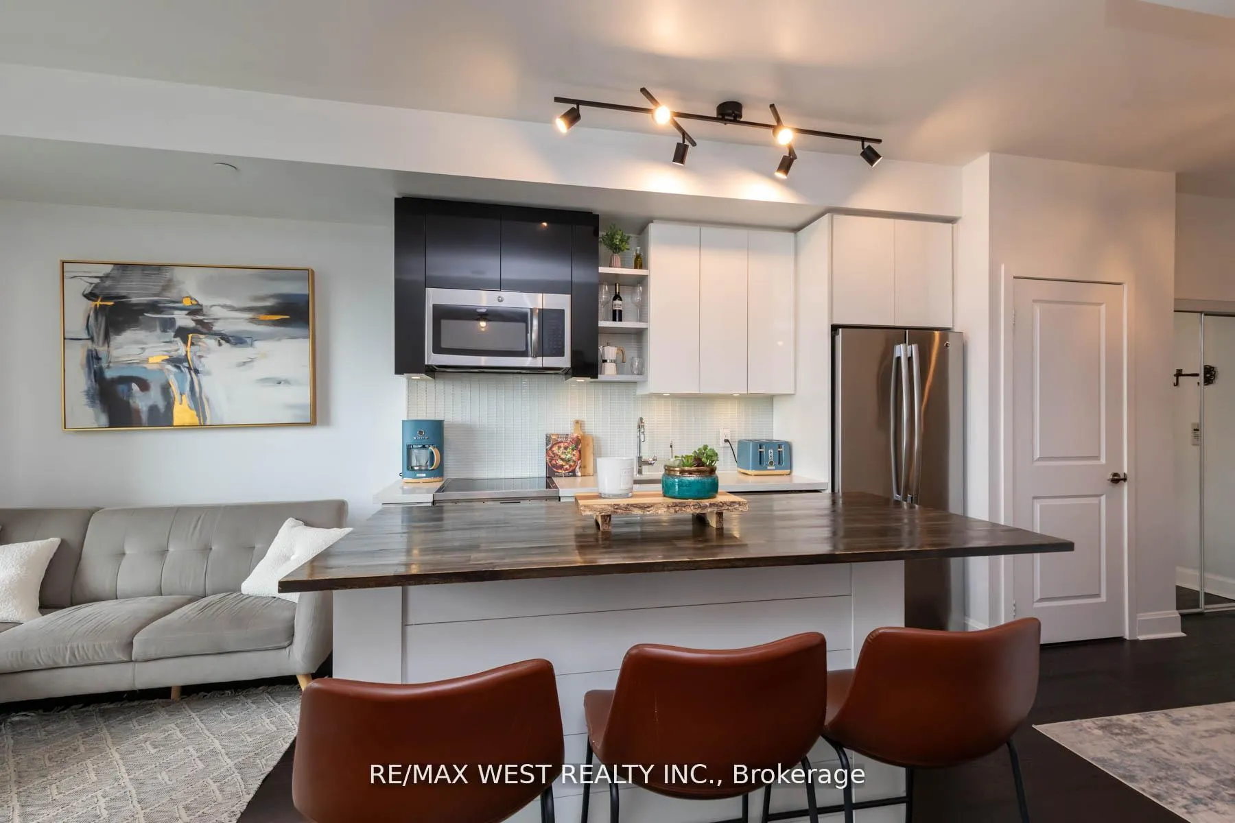 Photo 5 of Unit 802, 33 Shore Breeze Drive, Etobicoke, Mimico — HOMEH