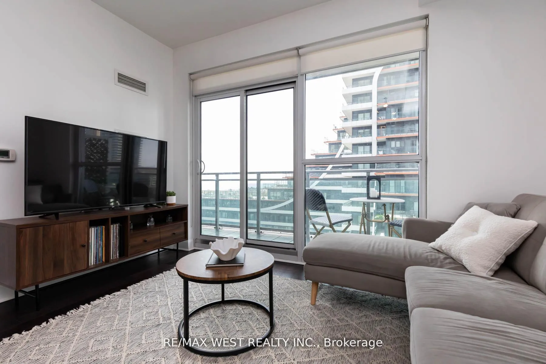 Photo 7 of Unit 802, 33 Shore Breeze Drive, Etobicoke, Mimico — HOMEH