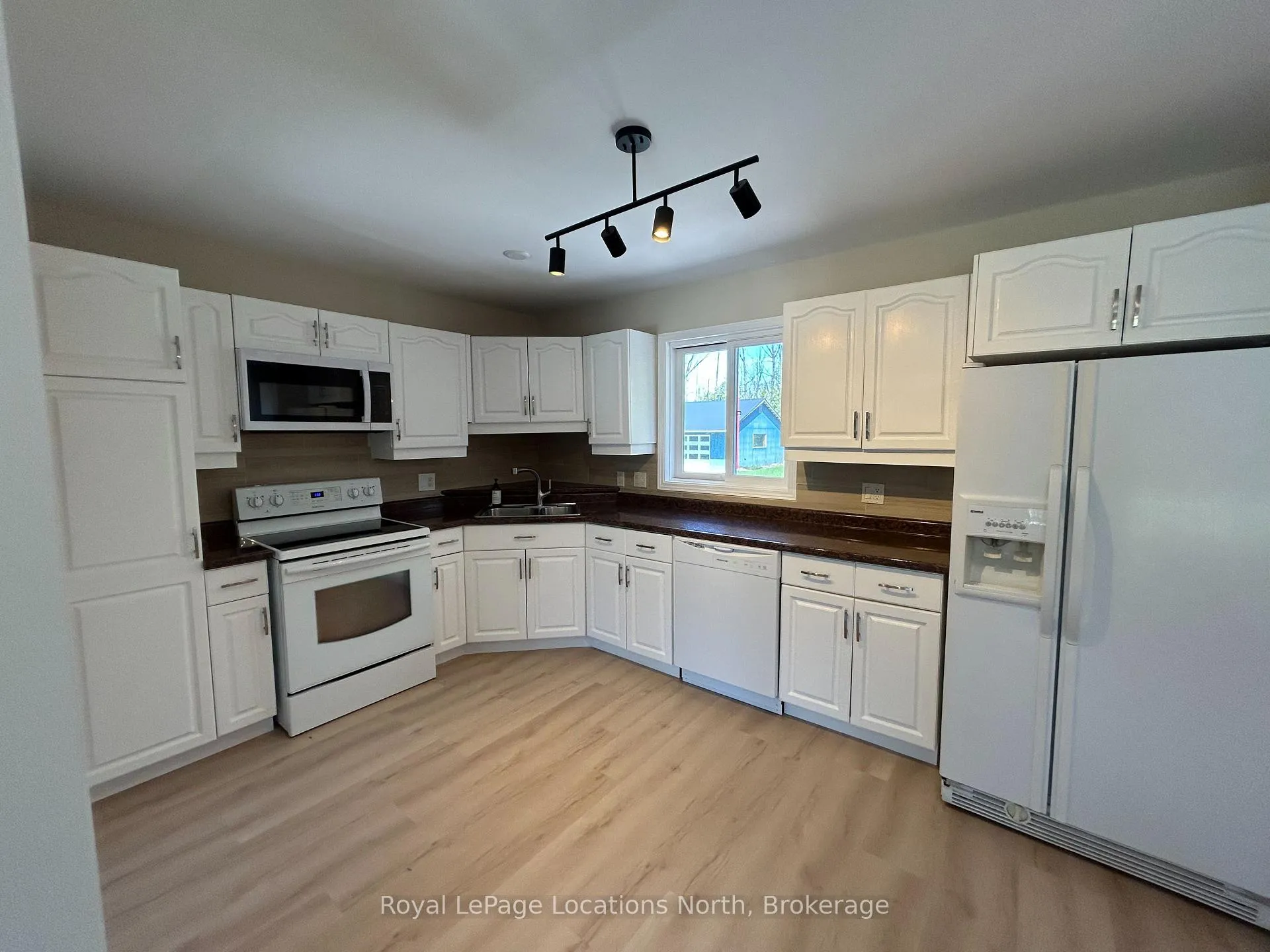 Photo 3 of 64 Silver Creek Drive, Collingwood — HOMEH