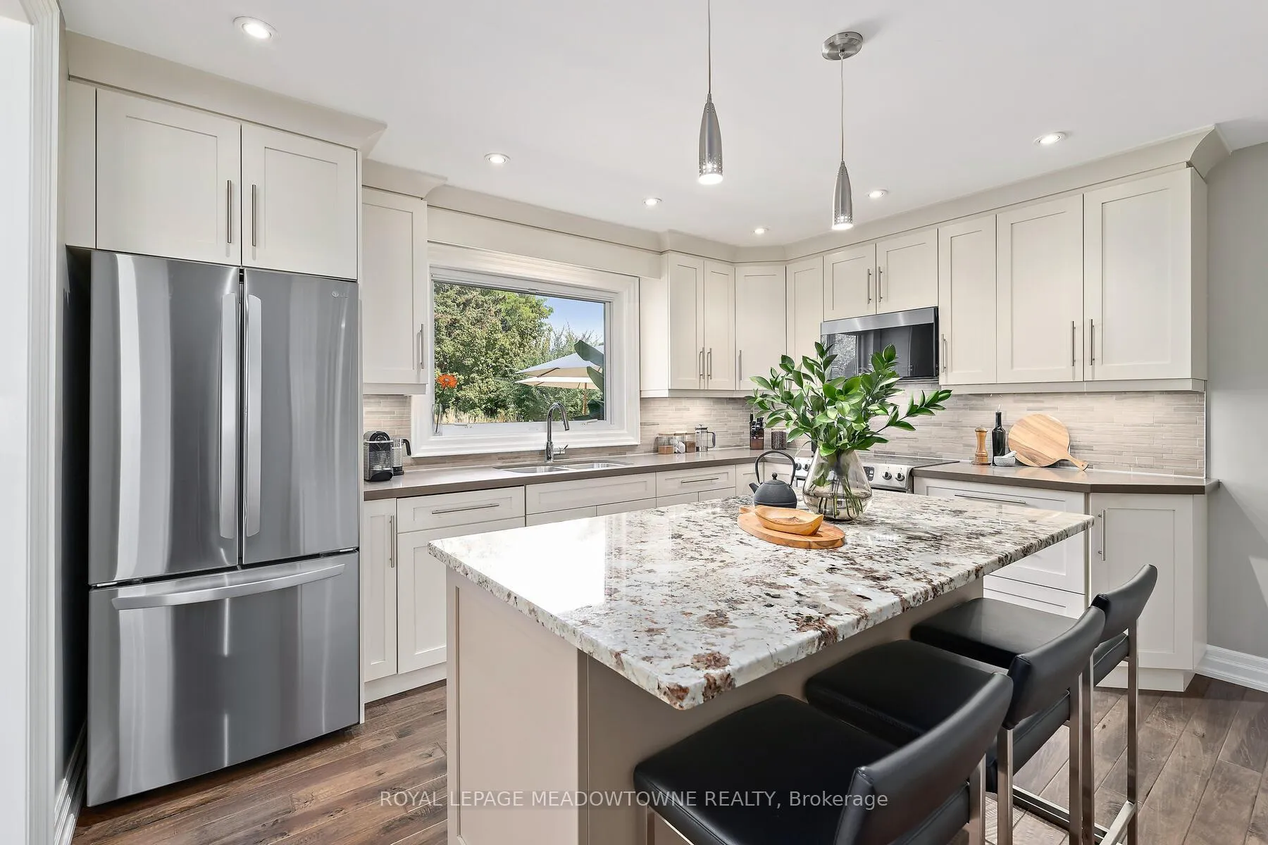 Photo 10 of 25 Hillside Drive, Halton Hills, Georgetown — HOMEH