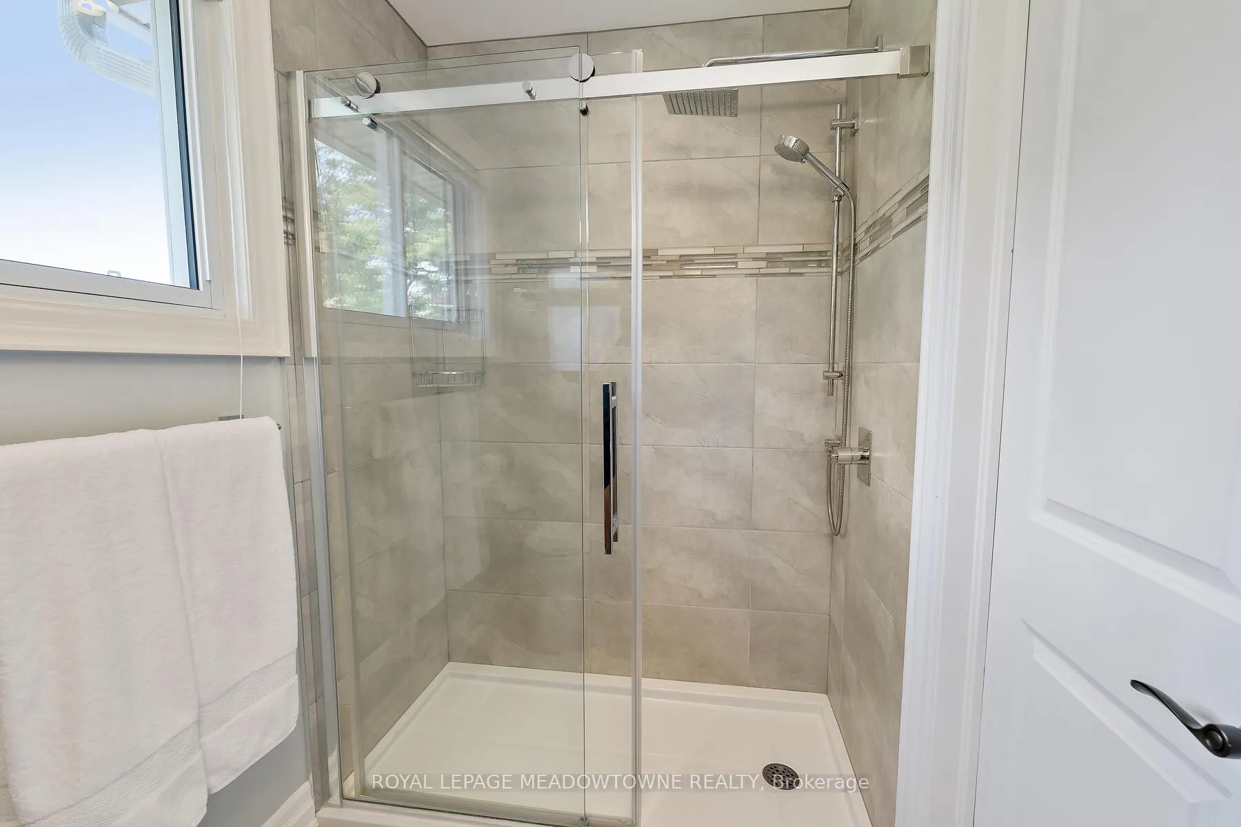 Photo 23 of 25 Hillside Drive, Halton Hills, Georgetown — HOMEH