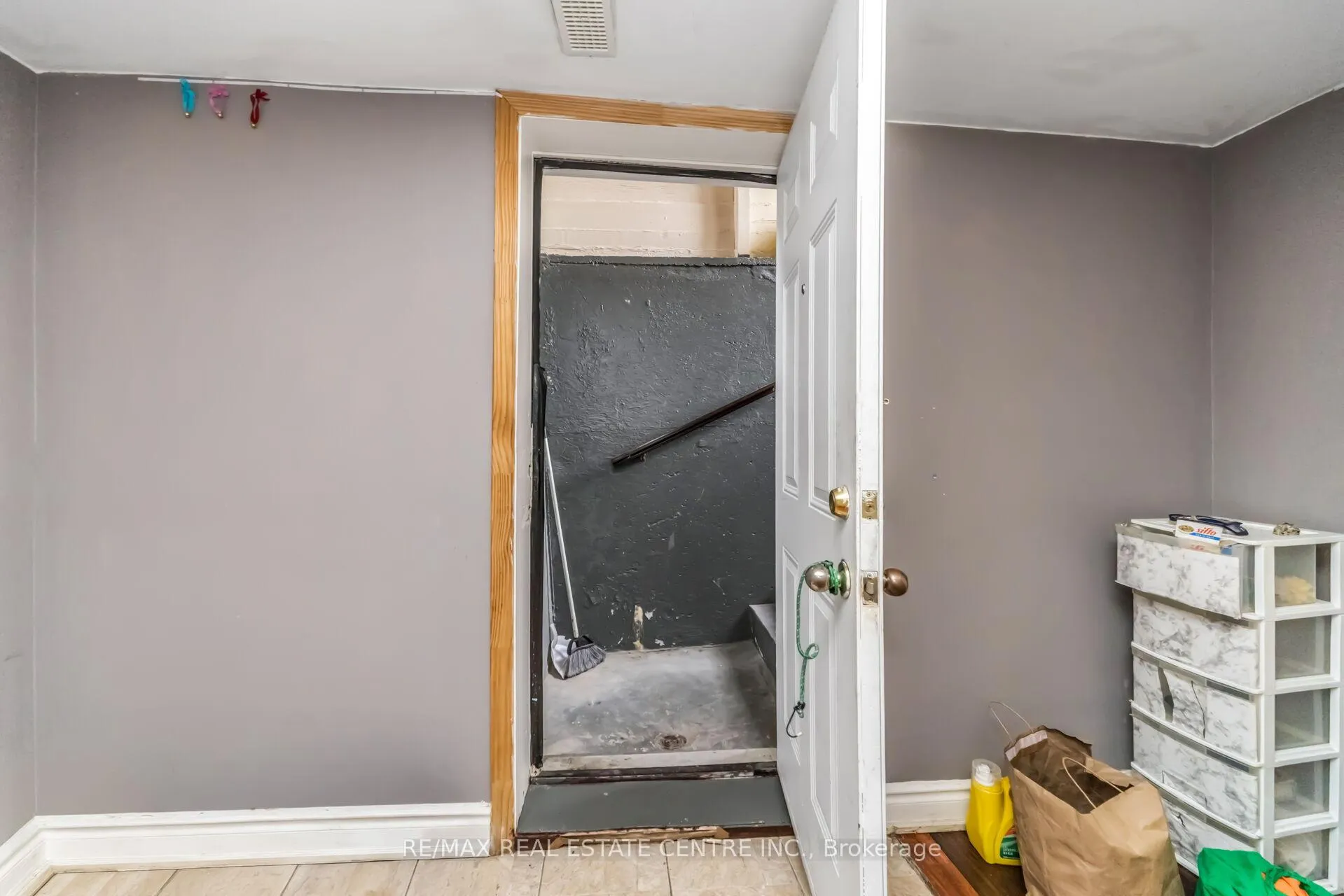 Photo 41 of 48 Horne Drive, Brampton, Brampton North — HOMEH