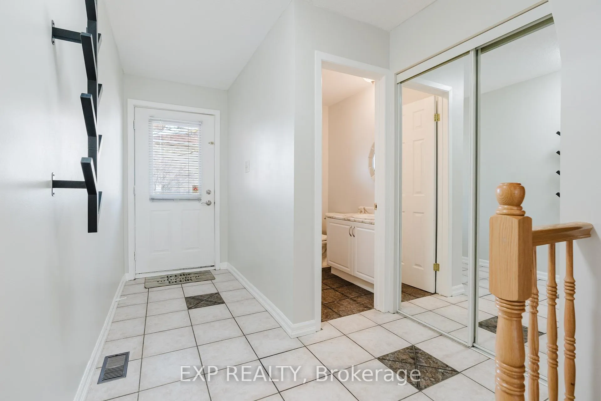 Photo 3 of 378 Valade Crescent, Ottawa, Fallingbrook/Pineridge — HOMEH