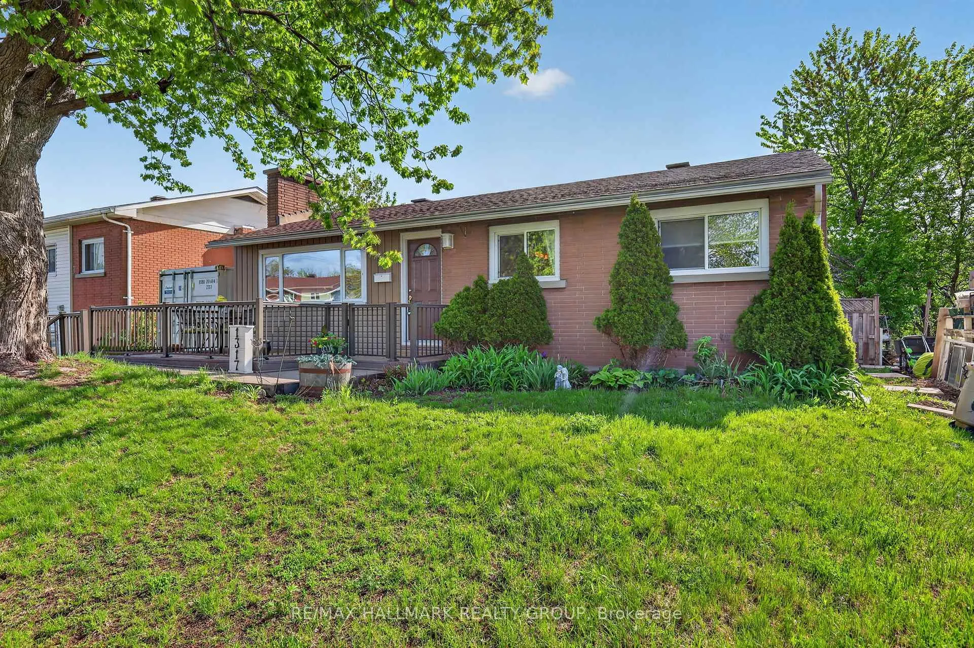 Photo 1 of 1317 Avenue Q, Ottawa, Eastway Gardens/Industrial Park — HOMEH