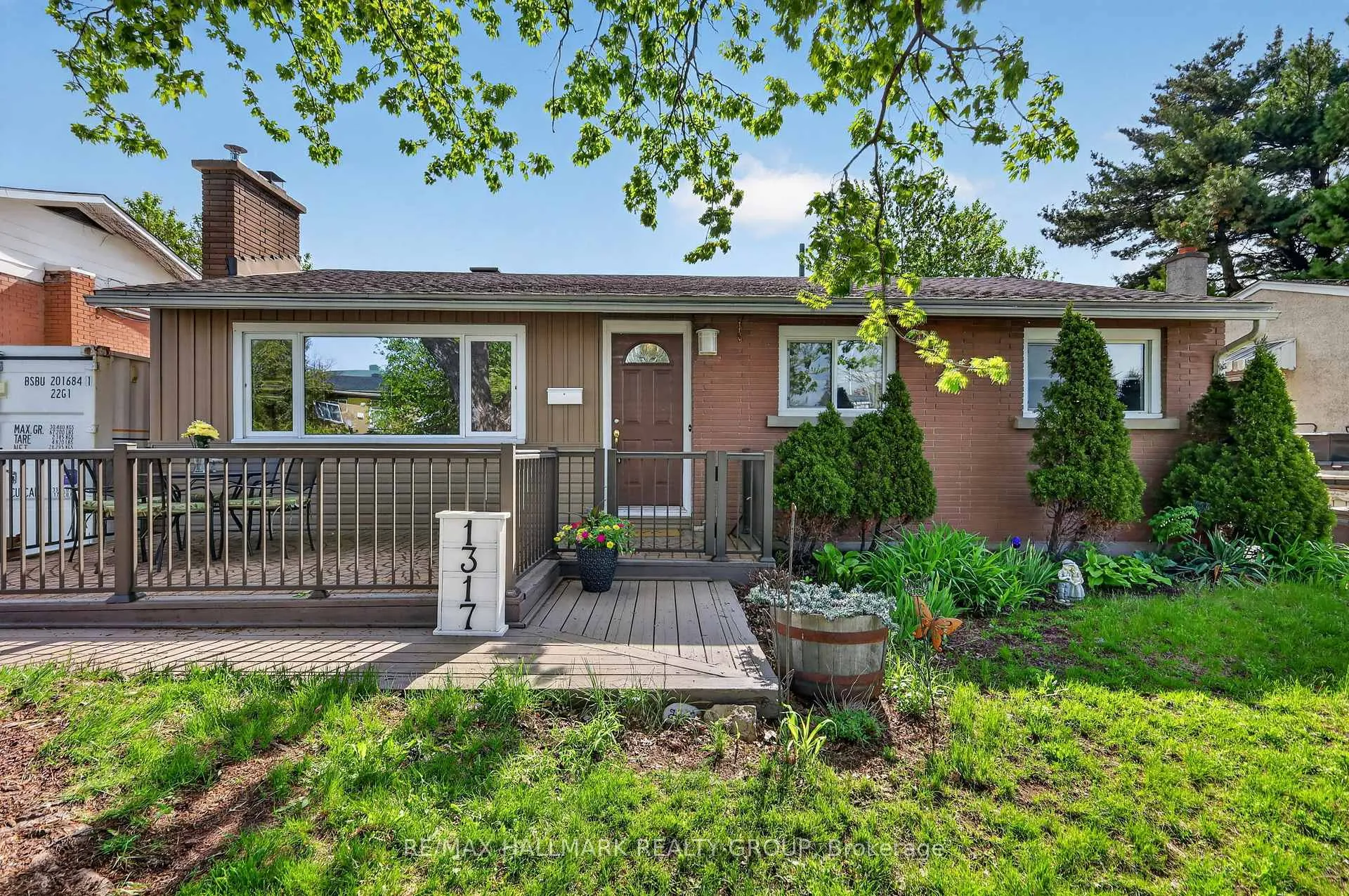 Photo 2 of 1317 Avenue Q, Ottawa, Eastway Gardens/Industrial Park — HOMEH