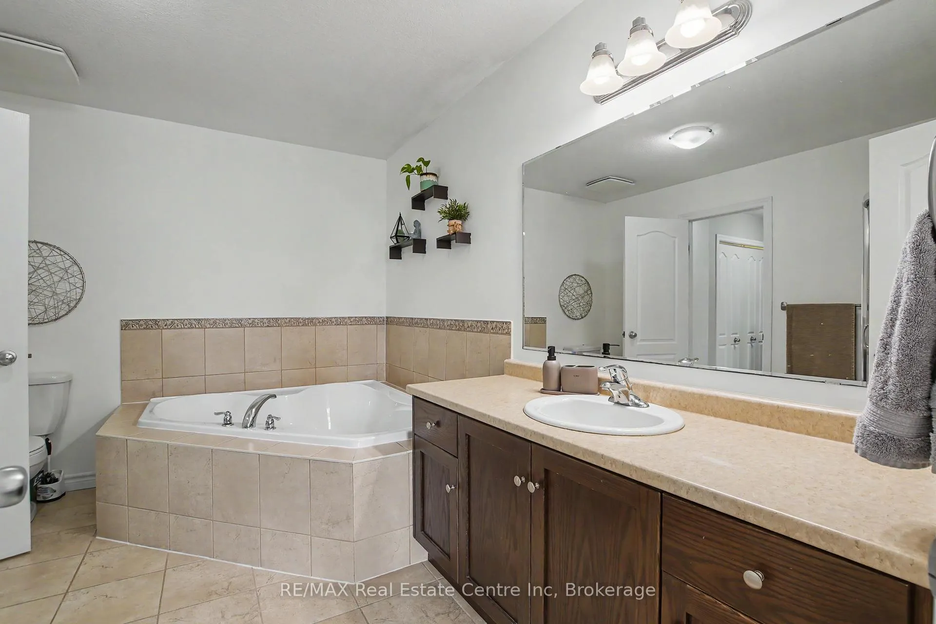 Photo 13 of 58 Curzon Crescent, Guelph, Willow West/Sugarbush/West Acres — HOMEH