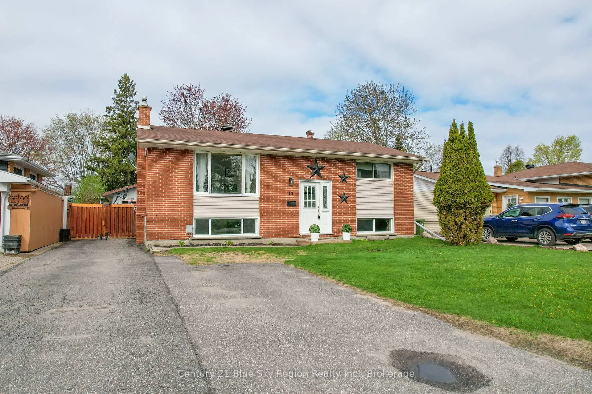 Photo 2 of 19 Marshall Park Drive, North Bay, Ferris — HOMEH