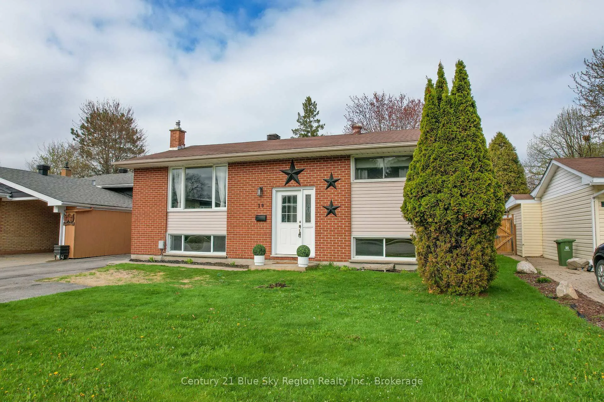 Photo 3 of 19 Marshall Park Drive, North Bay, Ferris — HOMEH