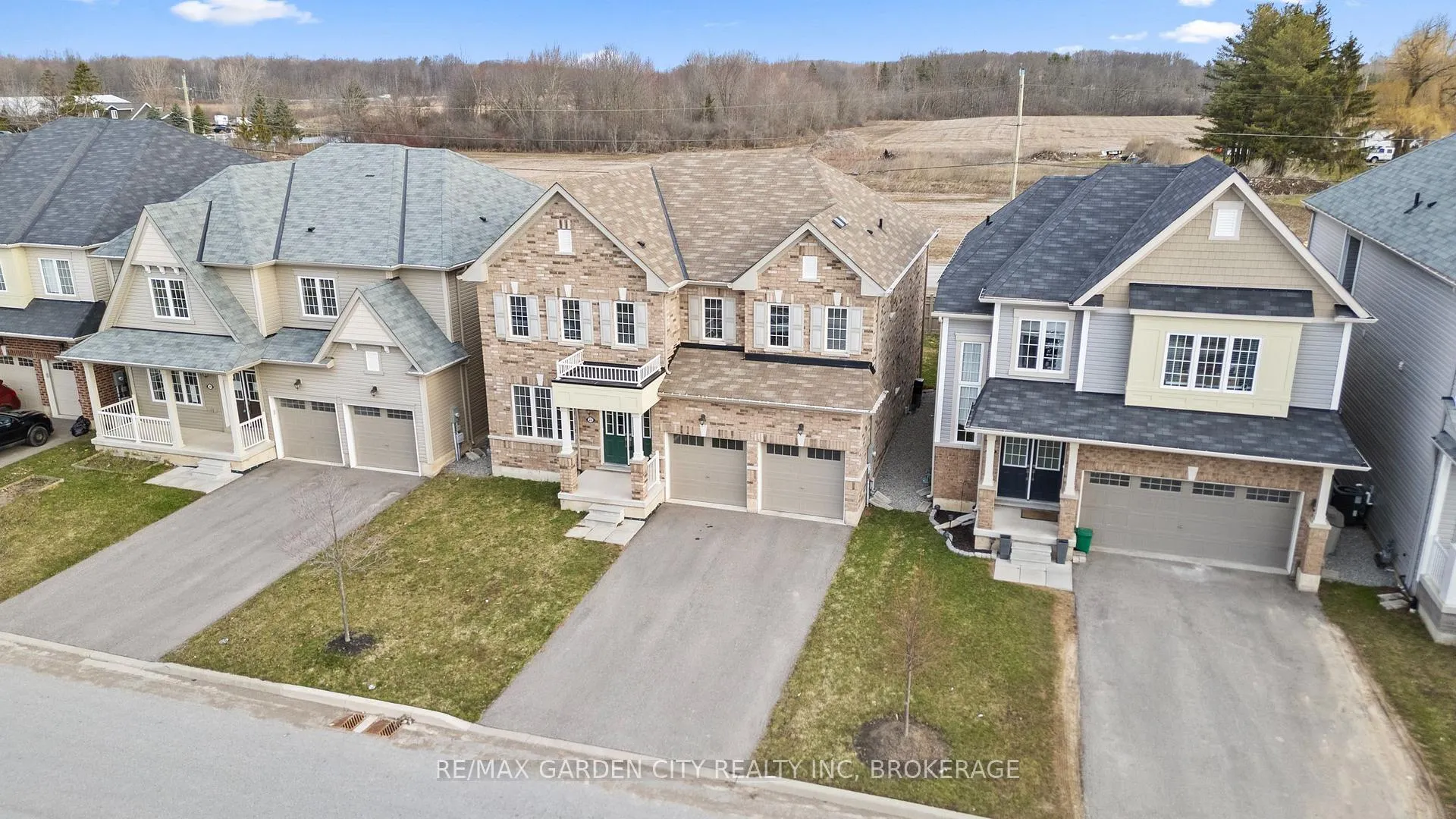 Photo 2 of 22 Esther Crescent, Thorold, Hurricane/Merrittville — HOMEH