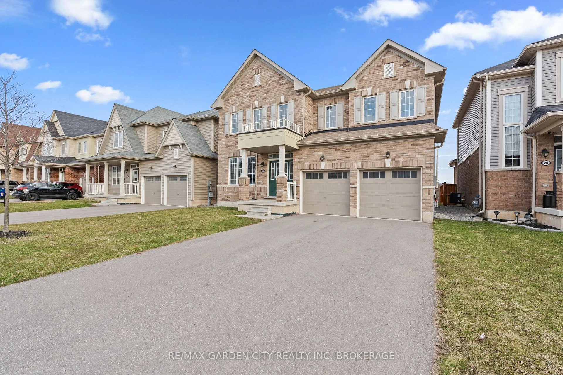 Photo 3 of 22 Esther Crescent, Thorold, Hurricane/Merrittville — HOMEH