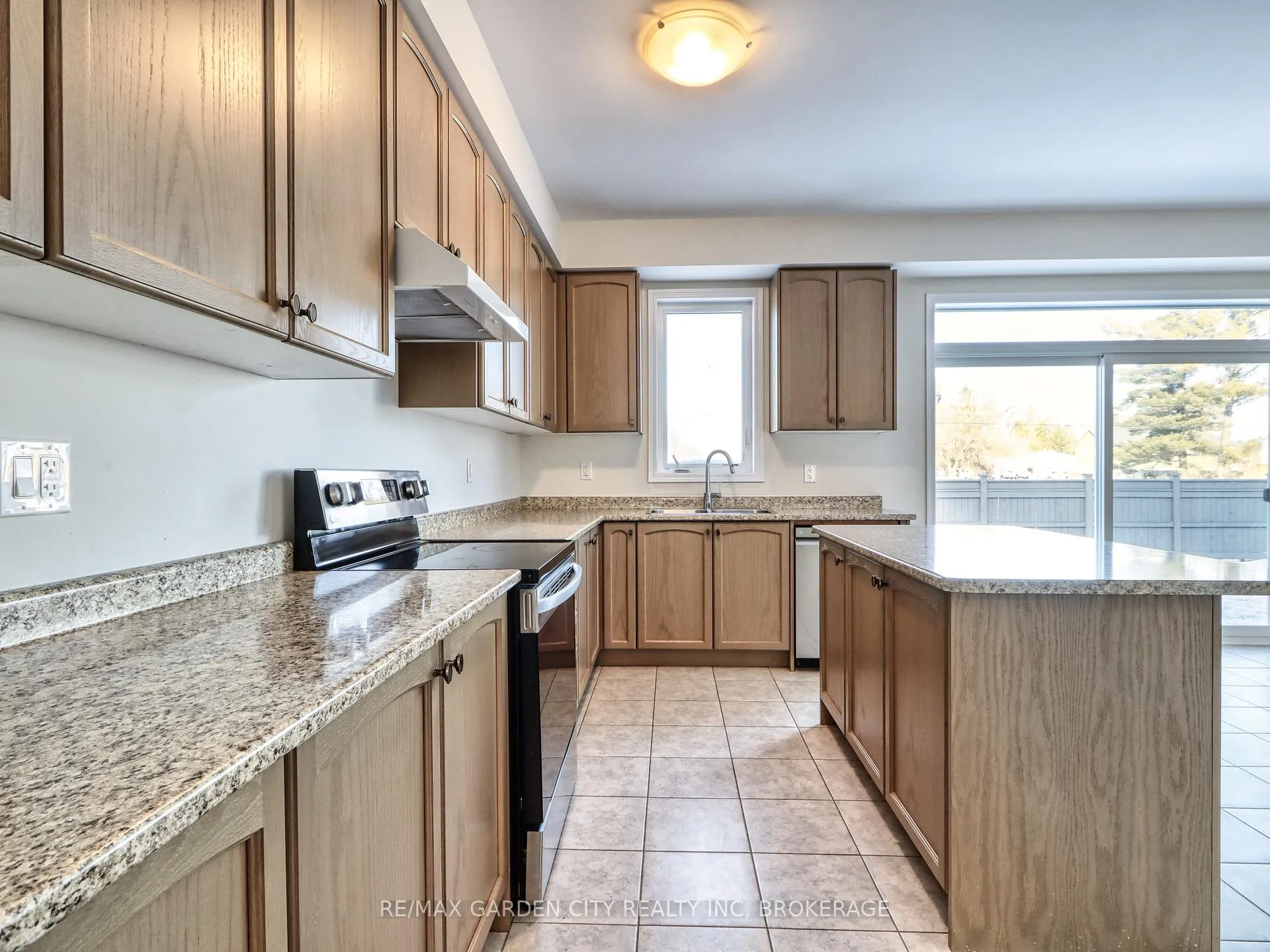 Photo 10 of 22 Esther Crescent, Thorold, Hurricane/Merrittville — HOMEH