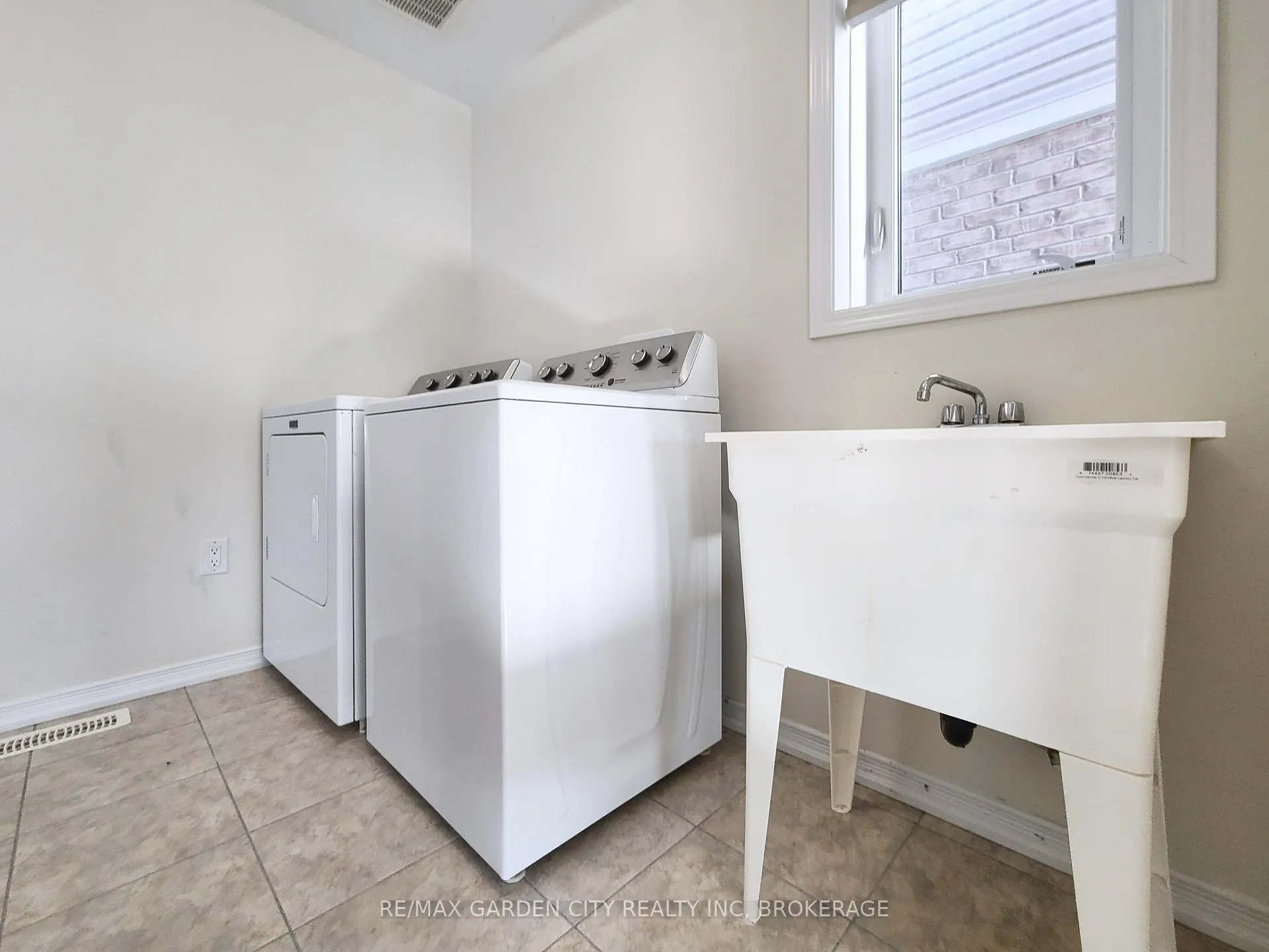 Photo 31 of 22 Esther Crescent, Thorold, Hurricane/Merrittville — HOMEH