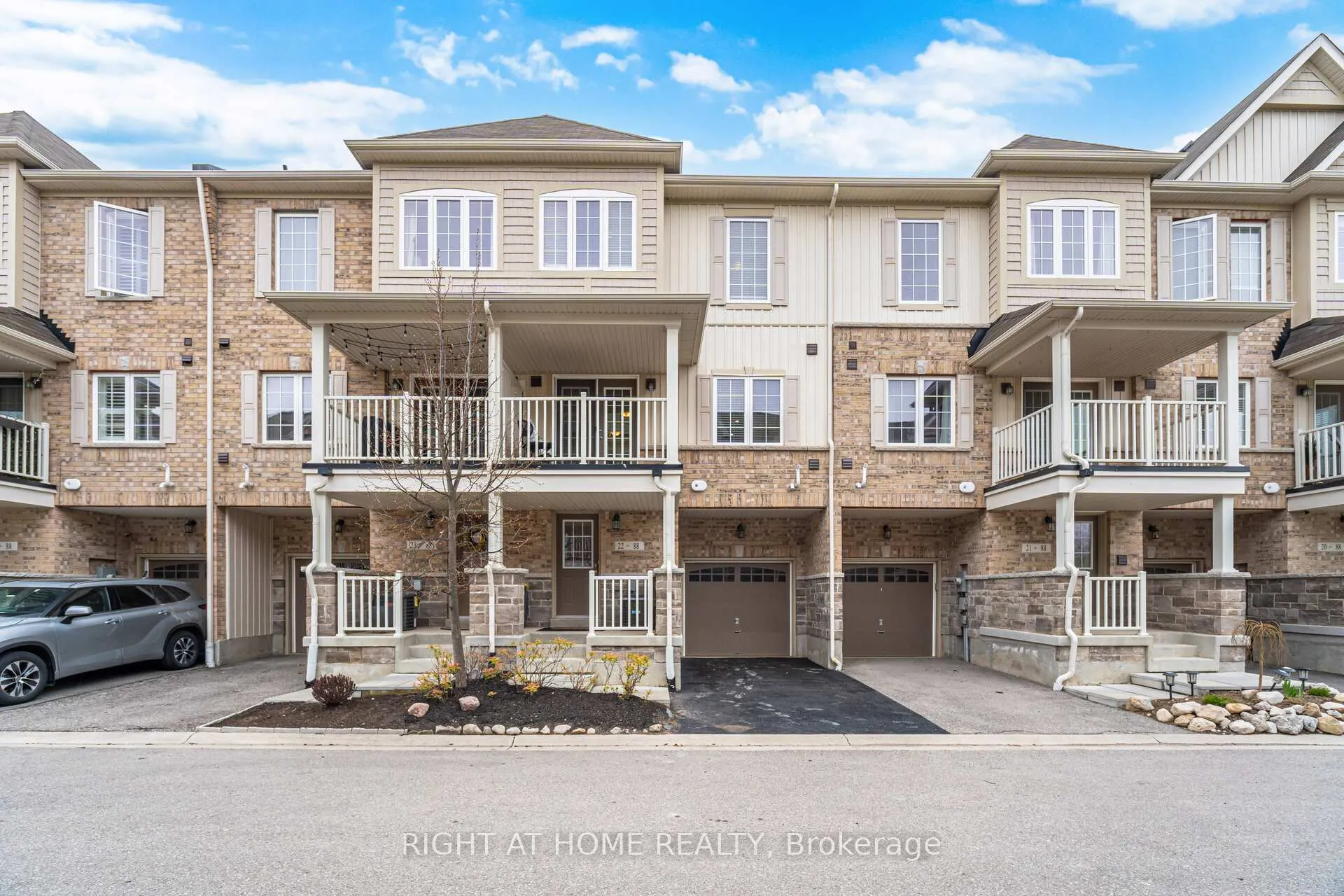 Photo 3 of Unit 22, 88 Decorso Drive, Guelph, Kortright East — HOMEH