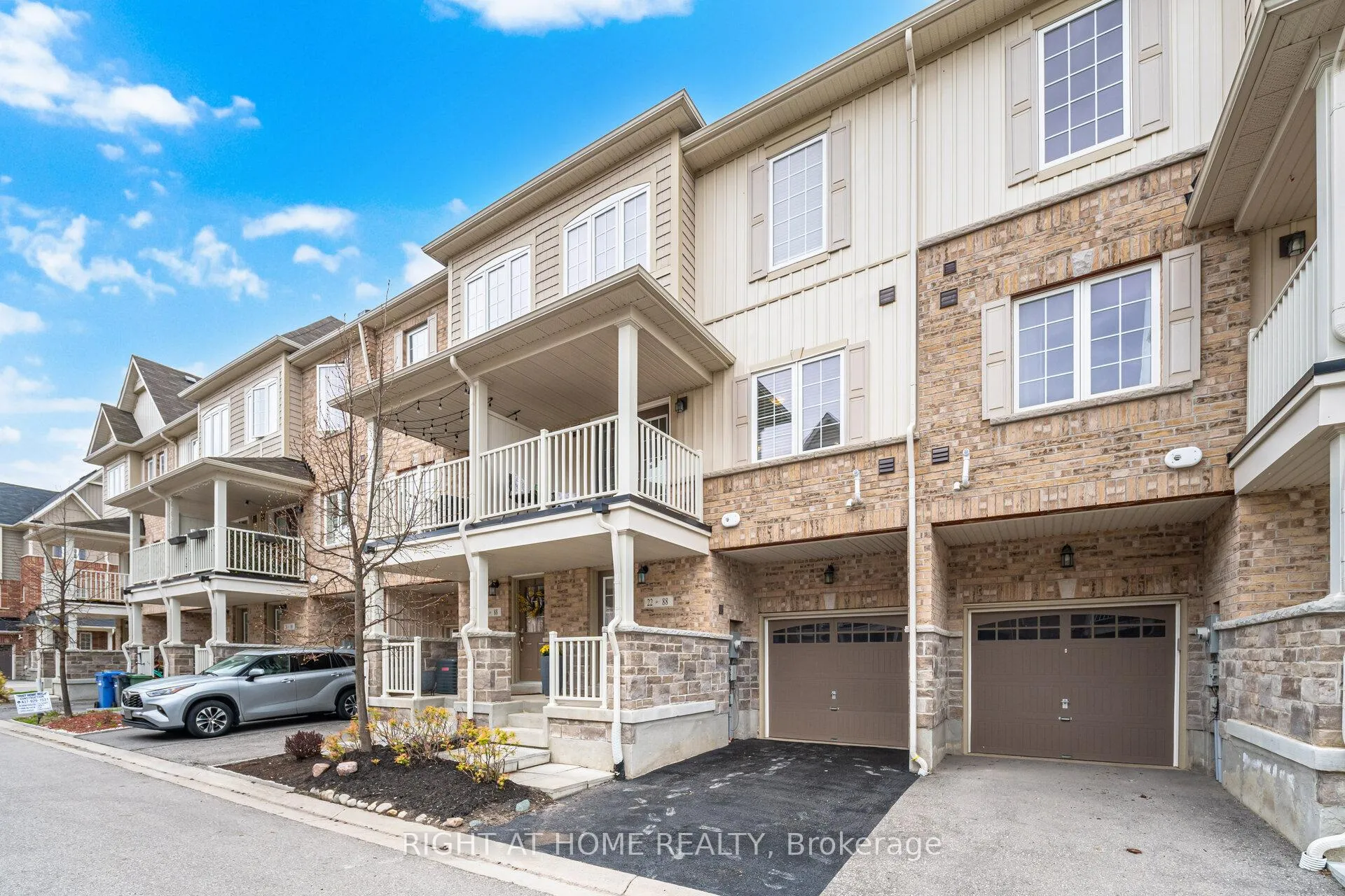Photo 4 of Unit 22, 88 Decorso Drive, Guelph, Kortright East — HOMEH